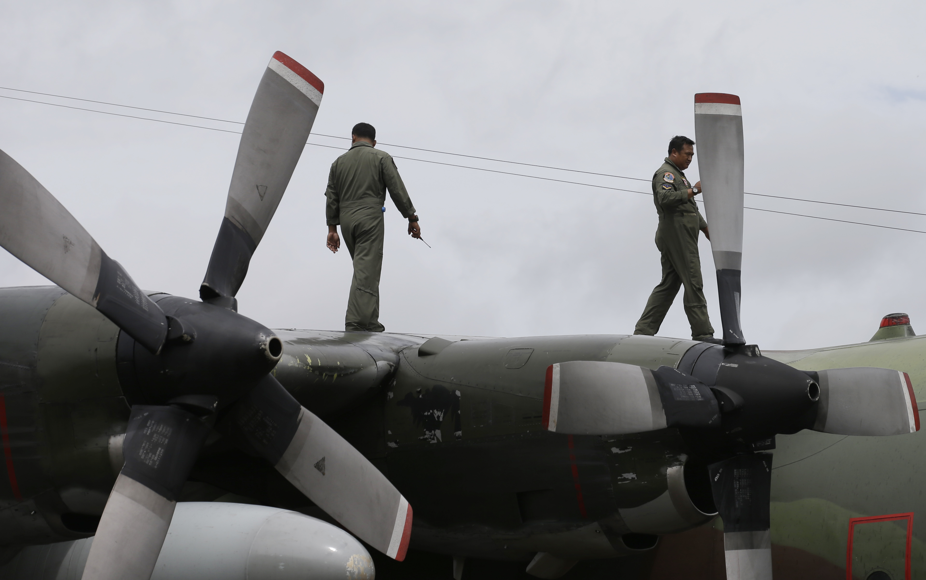 Better weather allows AirAsia search to resume