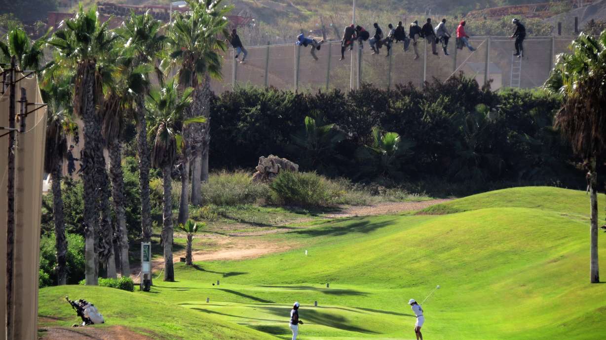 Spain: 800 migrants storm North African border fence