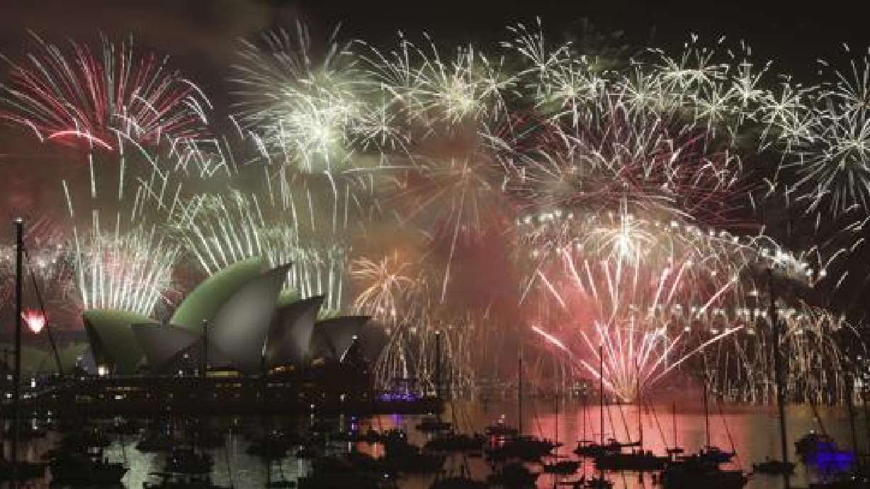Fiestas y fuegos artificiales alrededor del mundo saludan el 2015