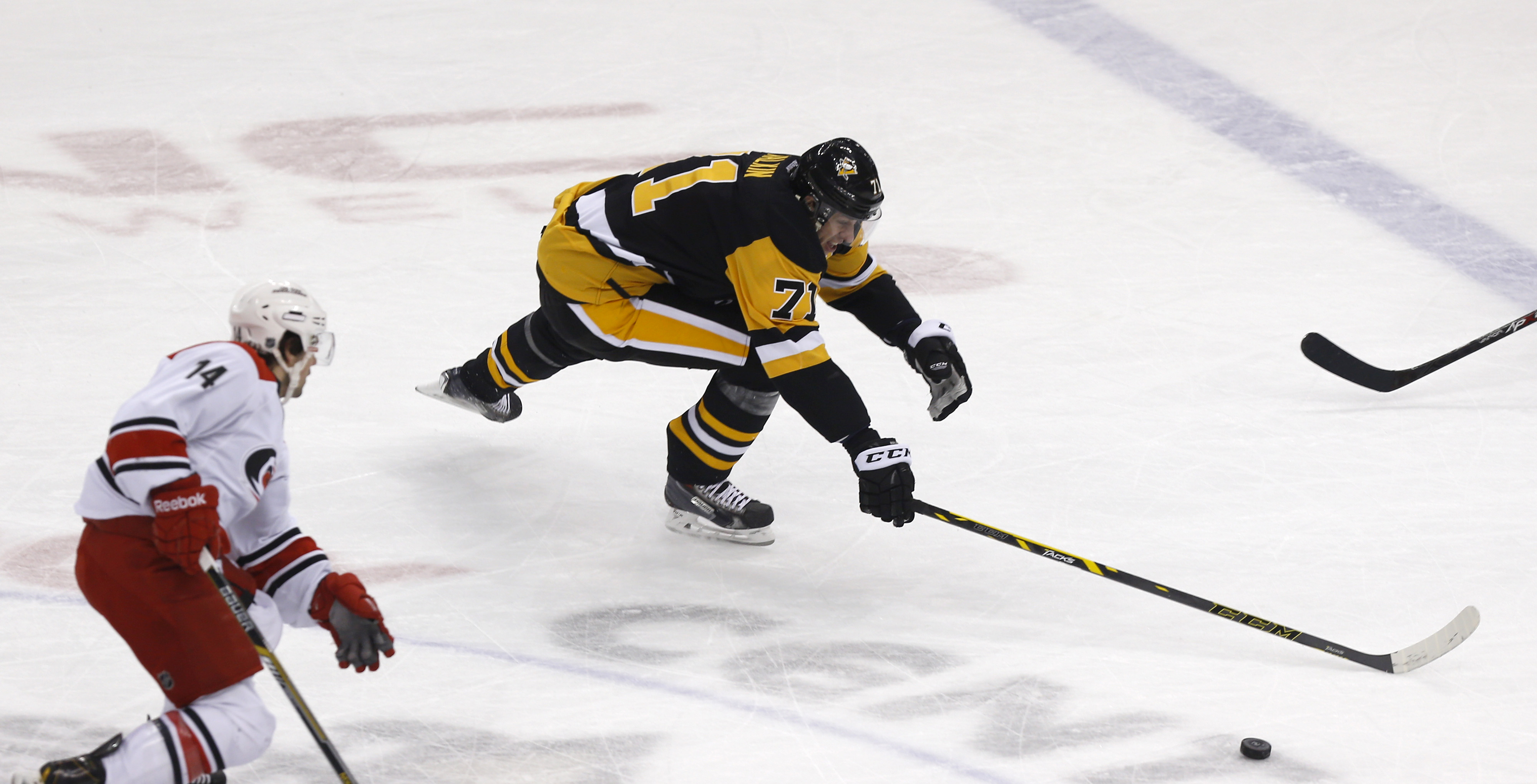 Sutter's goal lifts Penguins over Hurricanes 2-1