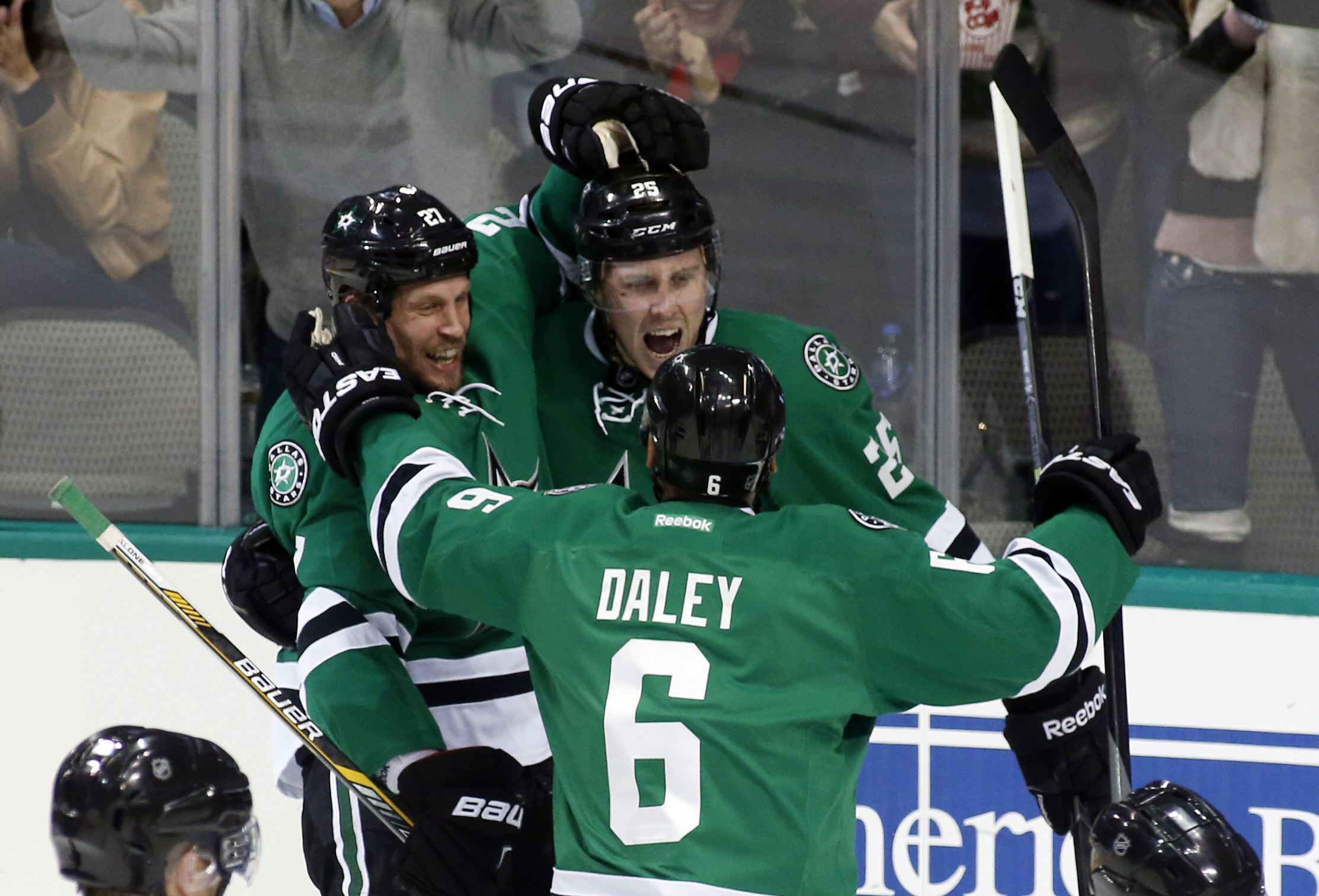 Lehtonen makes 32 saves in Stars' win over Coyotes