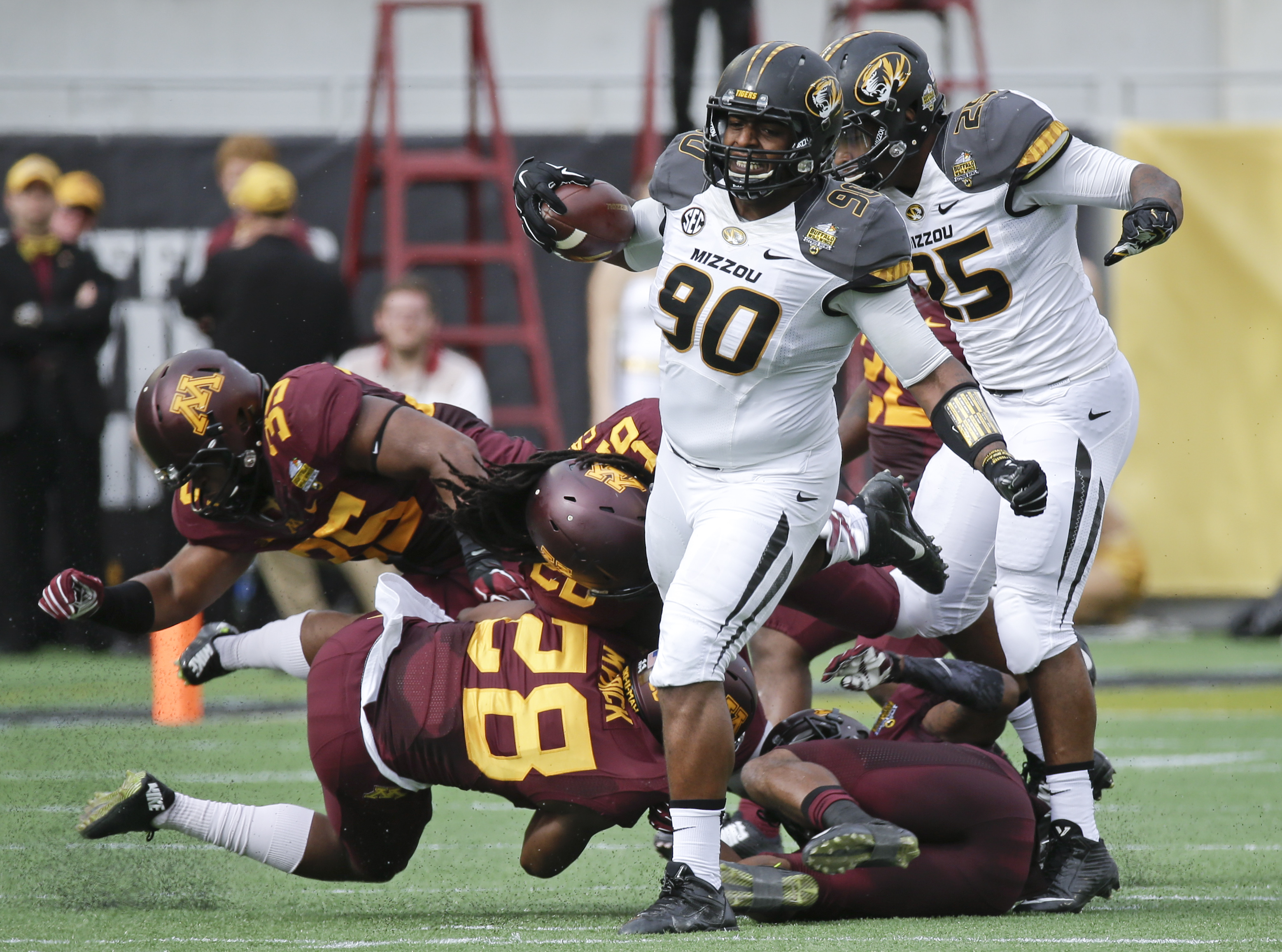 No. 16 Missouri rumbles past Minnesota, 33-17