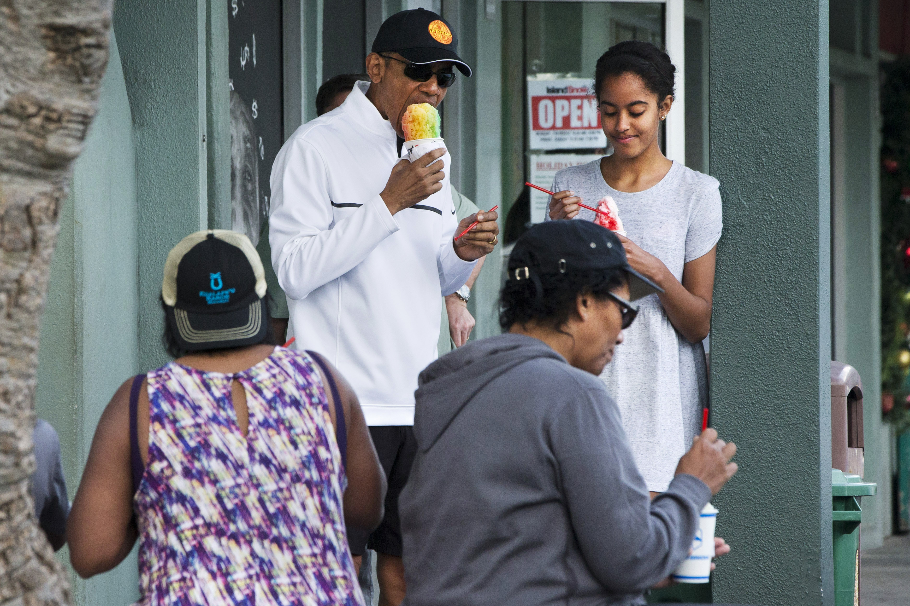 Obama kicks off 2015 with snorkeling, shave ice