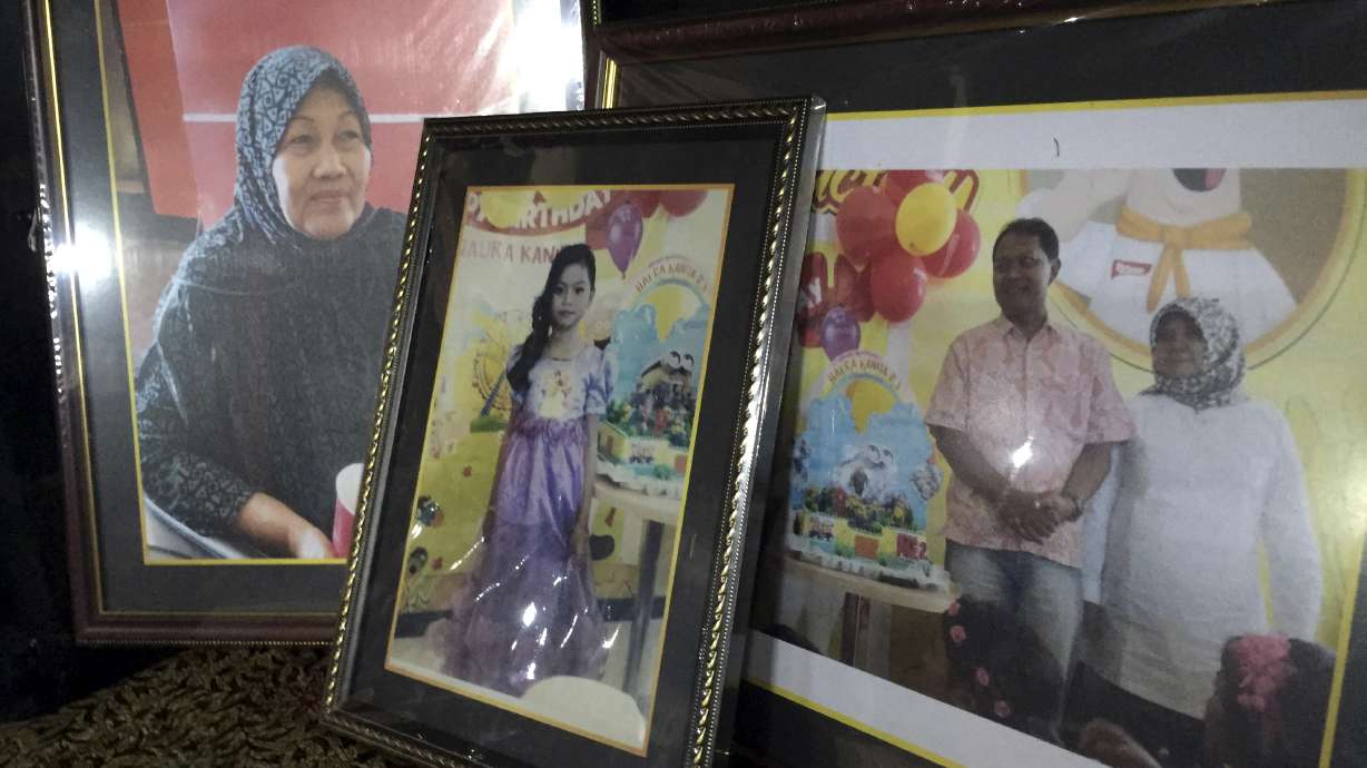 Scene of AirAsia victim's burial reveals family's deep loss