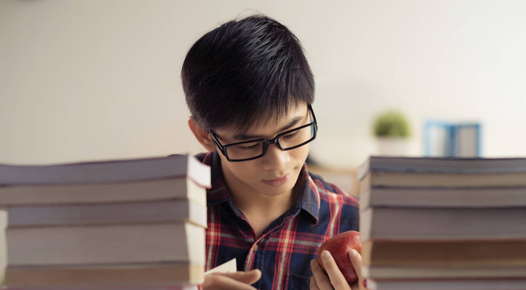 Maestro de matemáticas gana $8 millones en un año; lo que se esconde detrás de las notas 