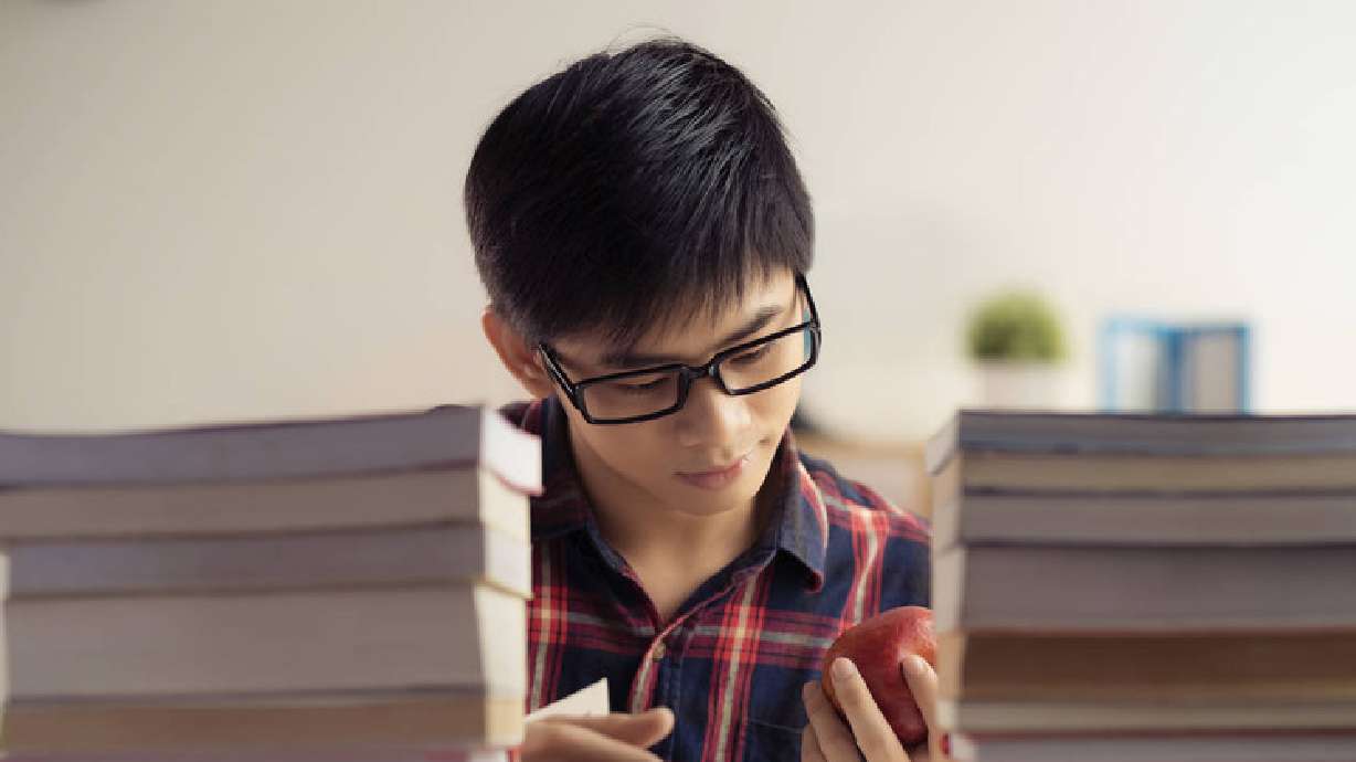 Maestro de matemáticas gana $8 millones en un año; lo que se esconde detrás de las notas