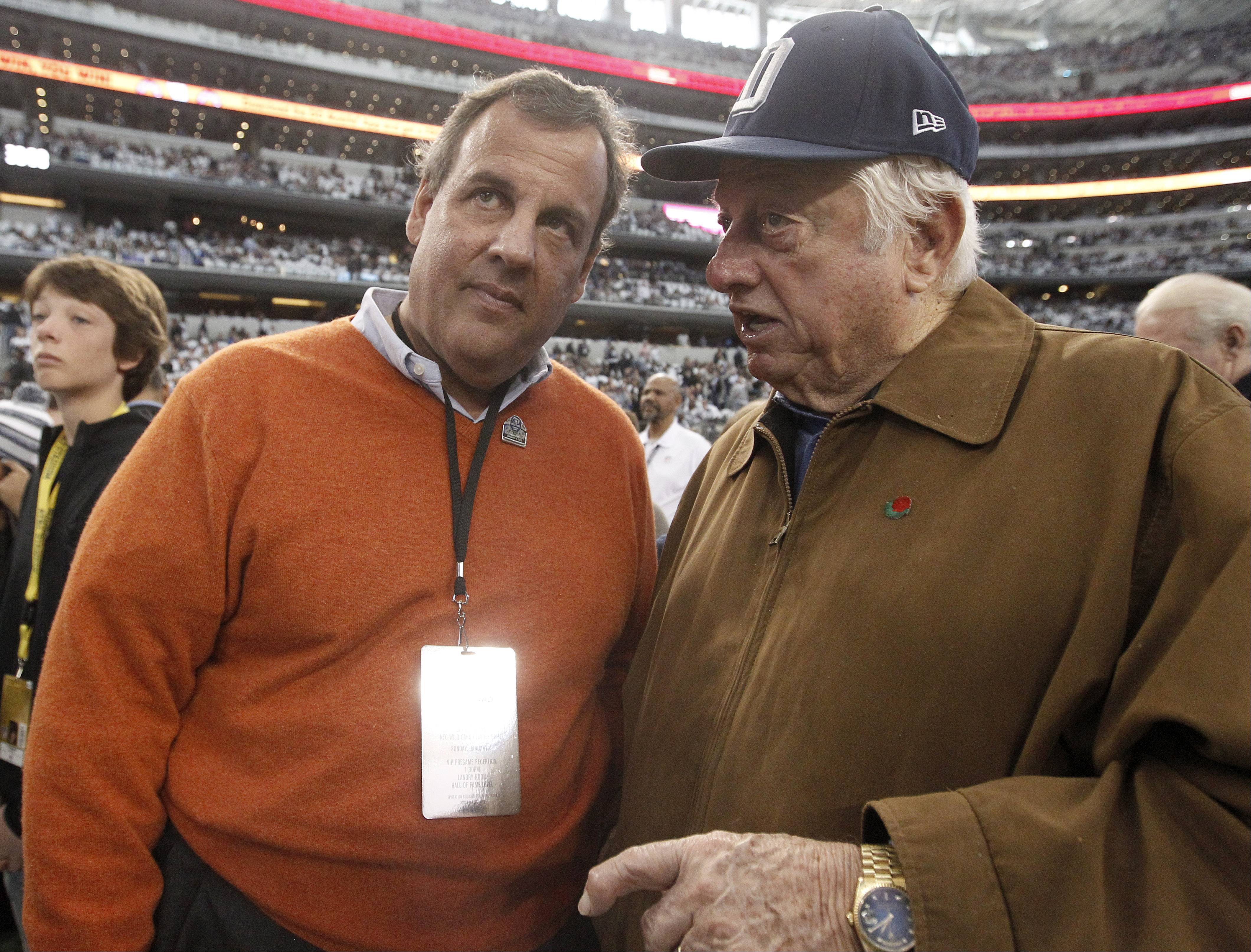 Chris Christie attends Cowboys game as guest, hugs owner