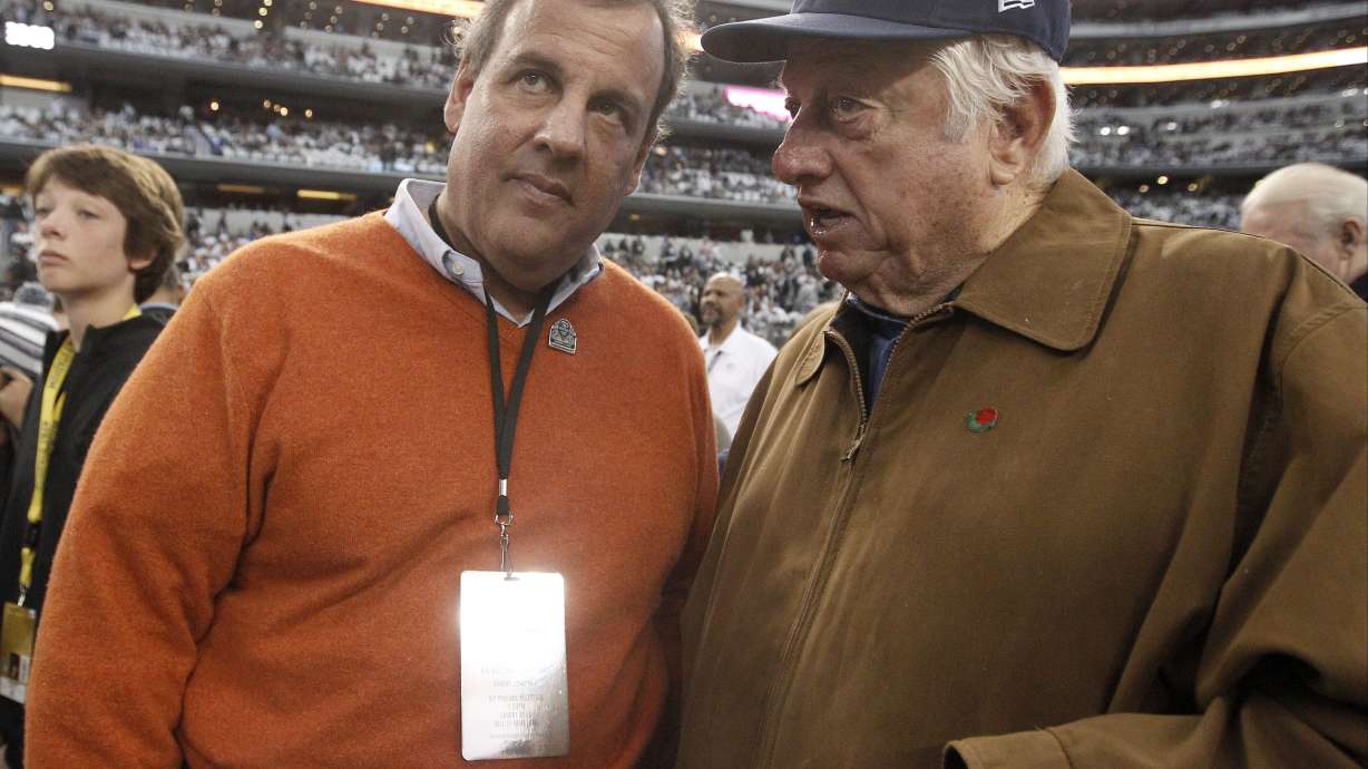 Chris Christie attends Cowboys game as guest, hugs owner