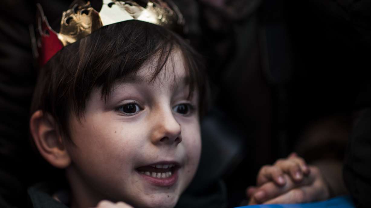 Man acting Epiphany king in Spain dies as throne hits cable