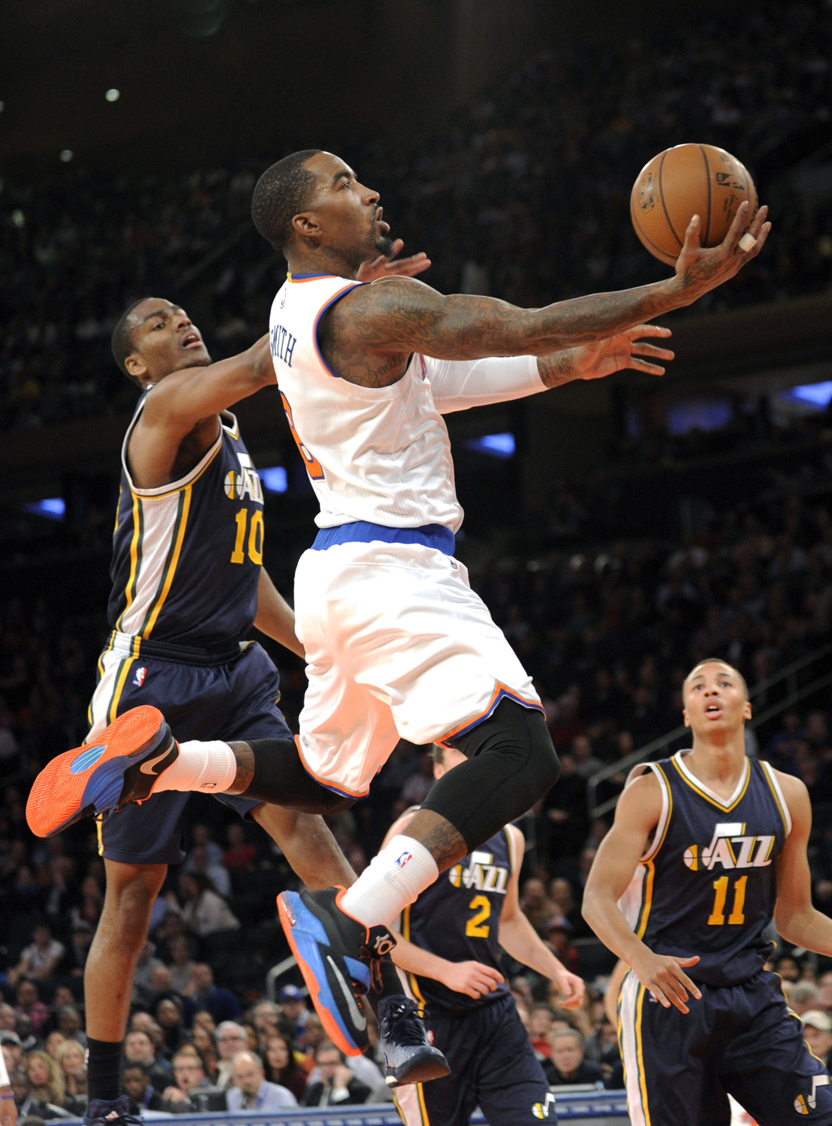 As LeBron heals, Cavaliers patch up roster