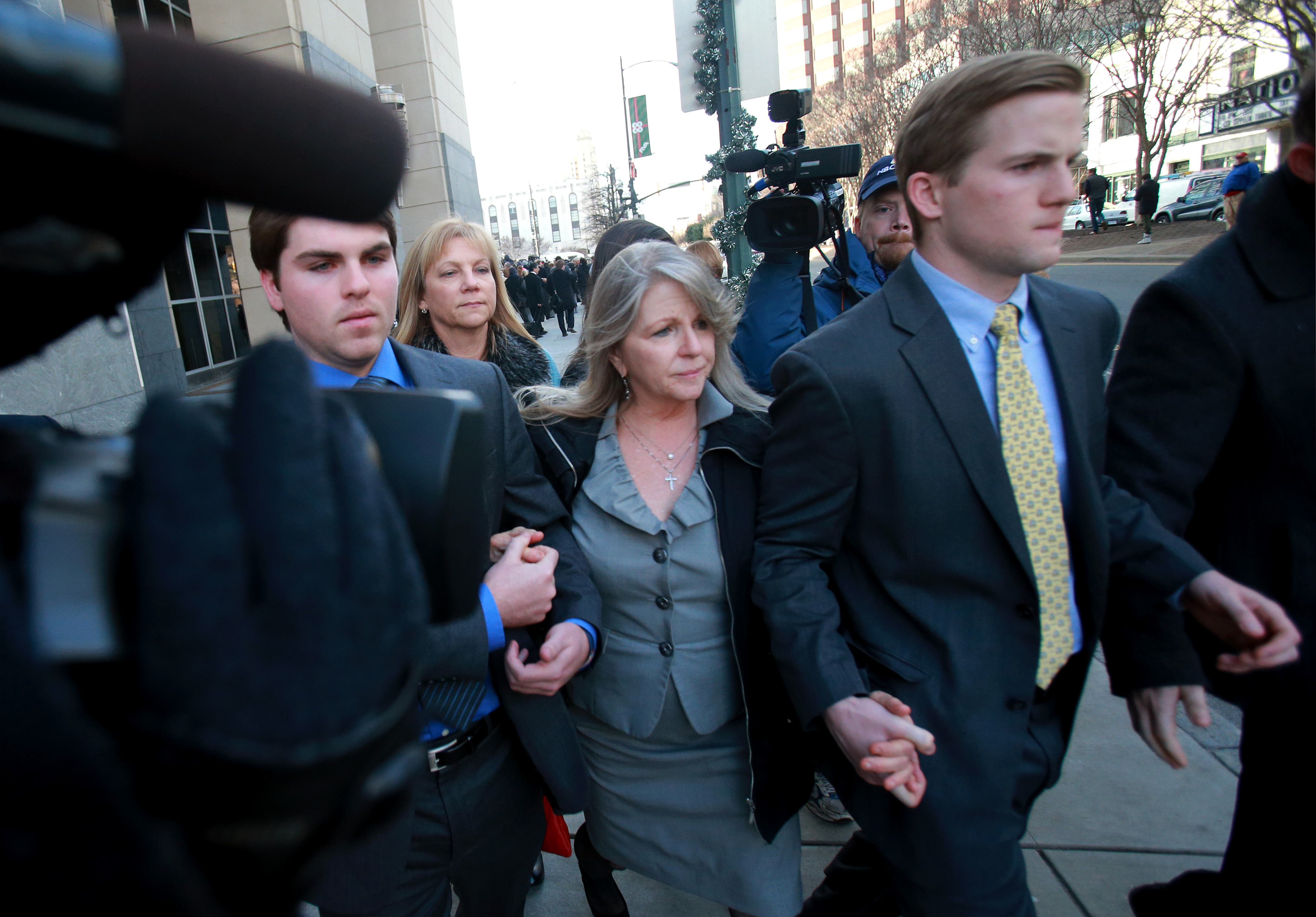 Experts: 2-year sentence for ex-Va gov good news for wife