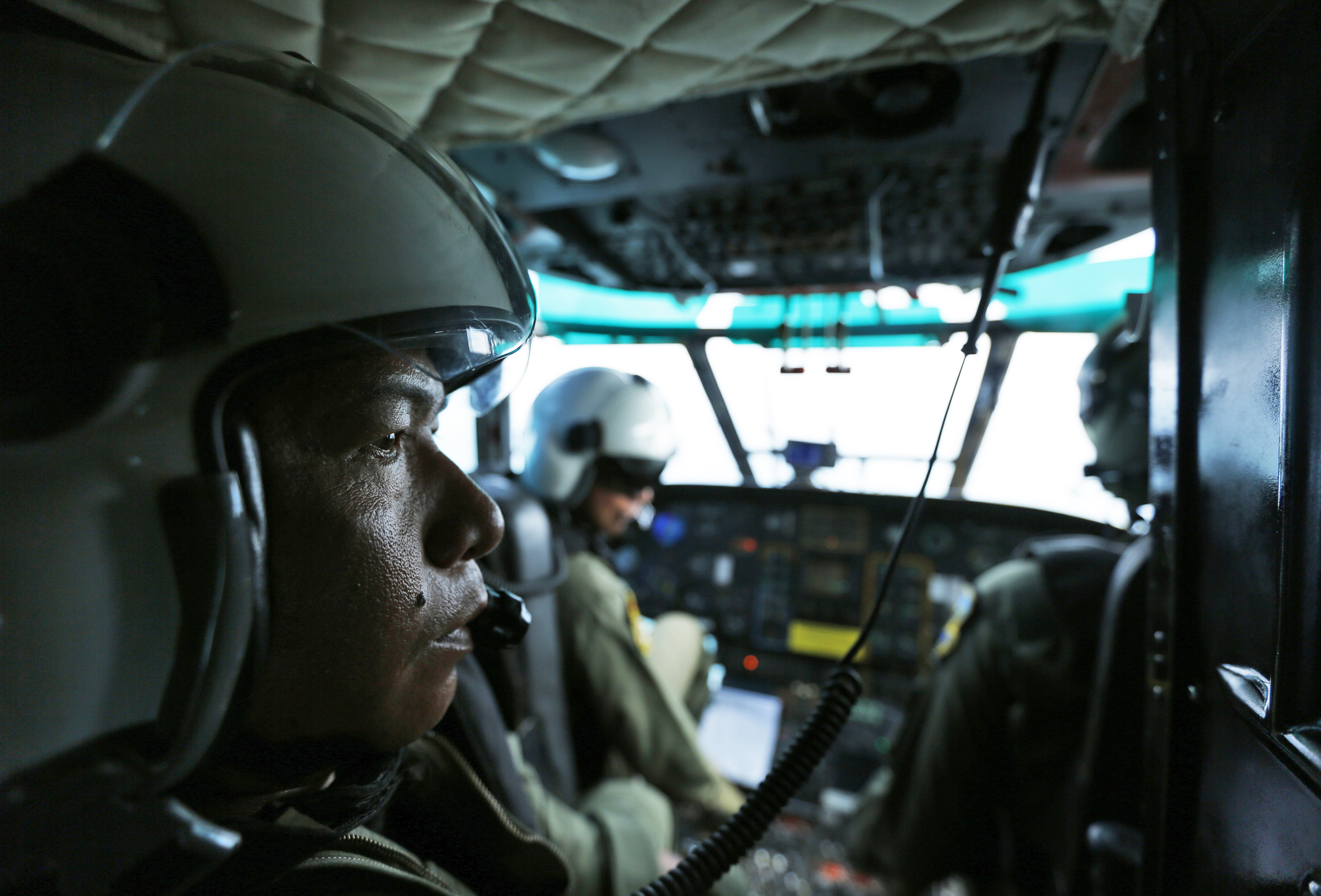 AirAsia plane's tail may be lifted to retrieve black boxes