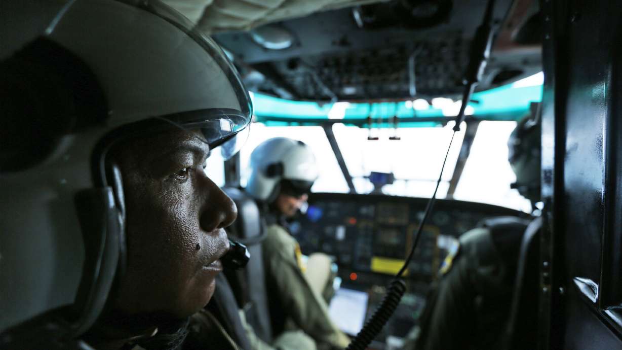 AirAsia plane's tail may be lifted to retrieve black boxes