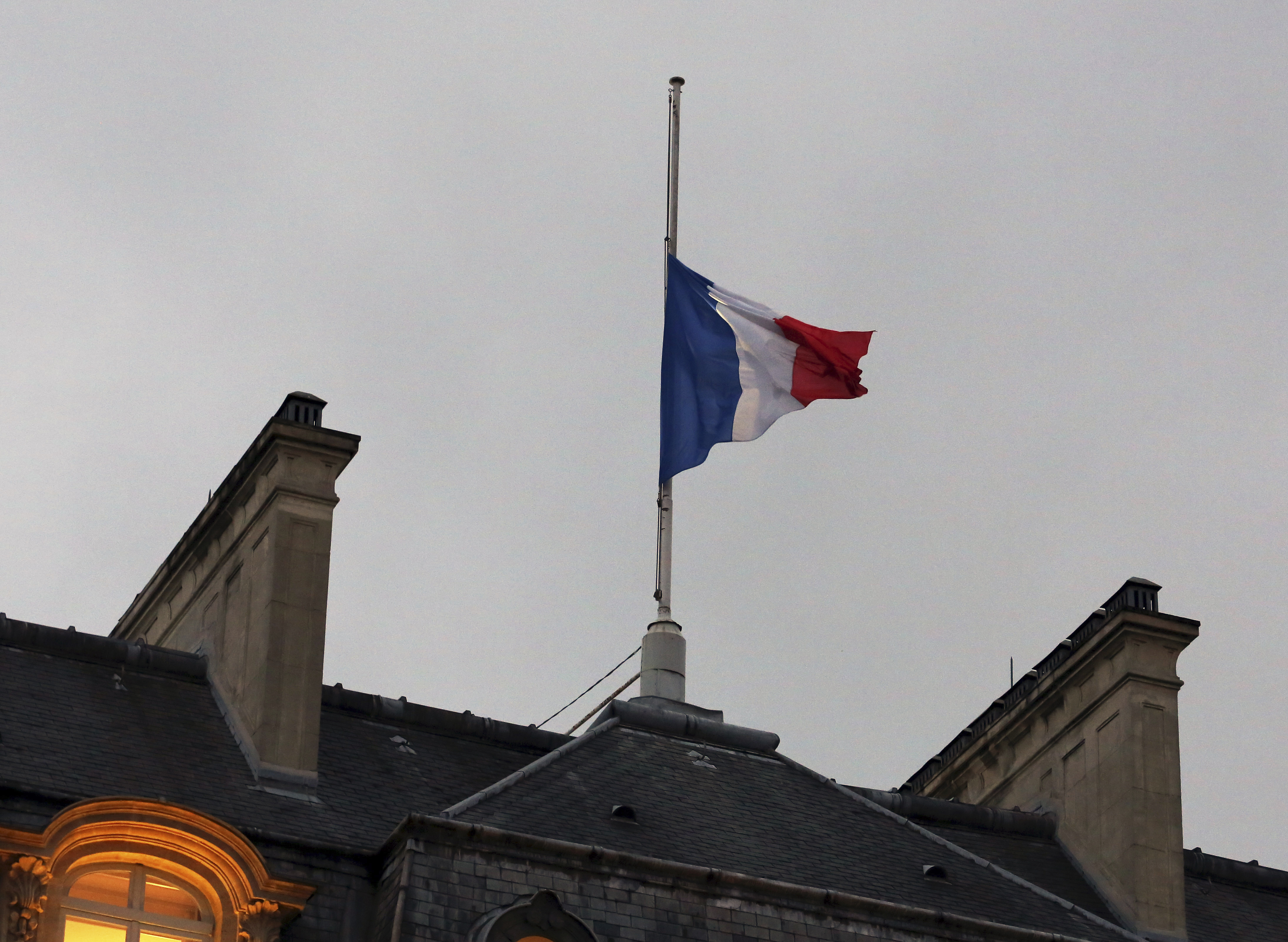 Defiant French mourn 12 dead in newspaper attack