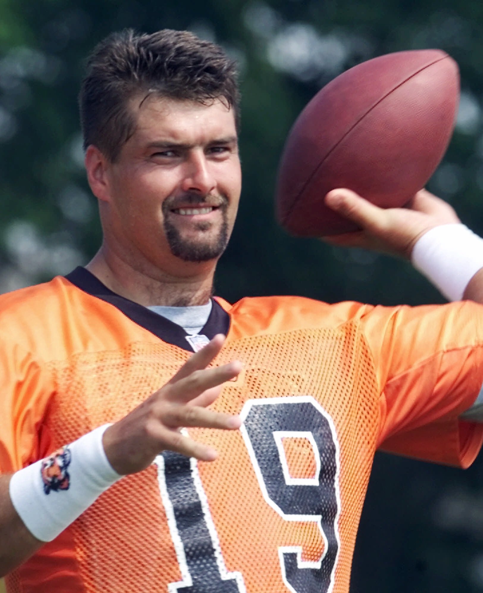 A former NFL pro tackles weight gain on 'The Biggest Loser'