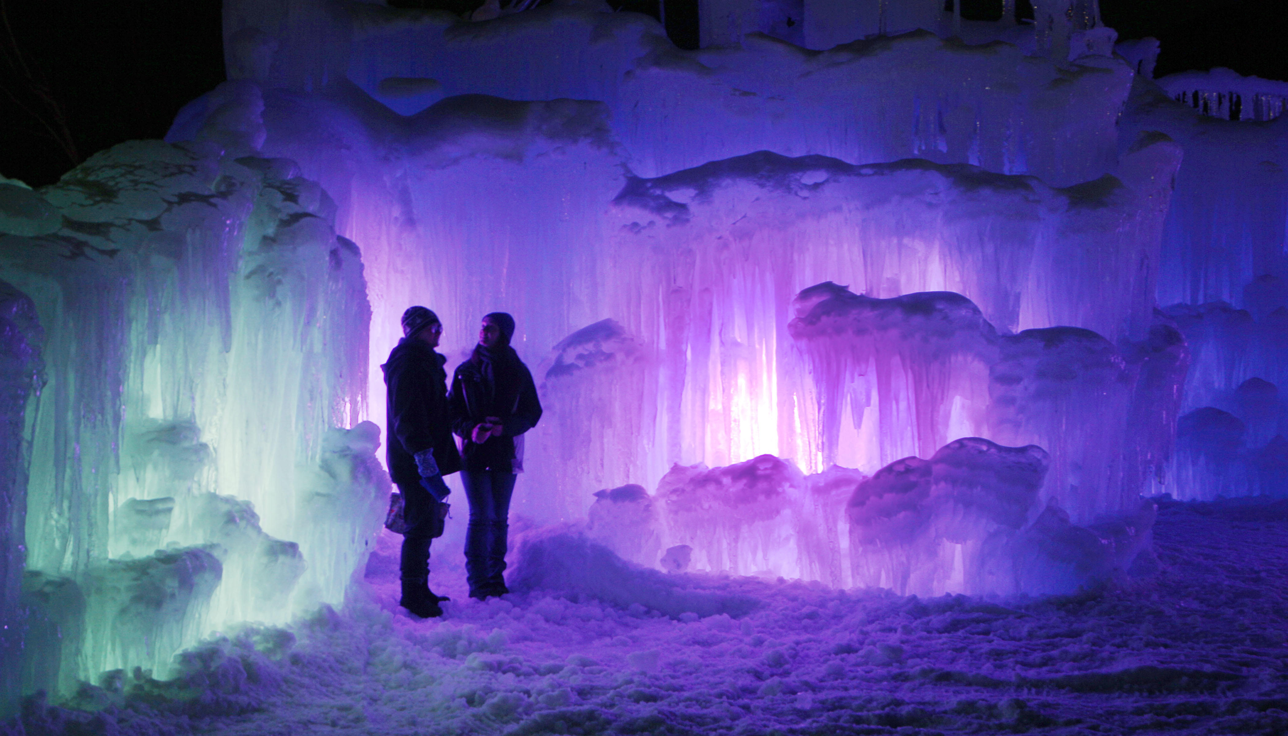 Utah-based company constructs ice castle in New Hampshire 
