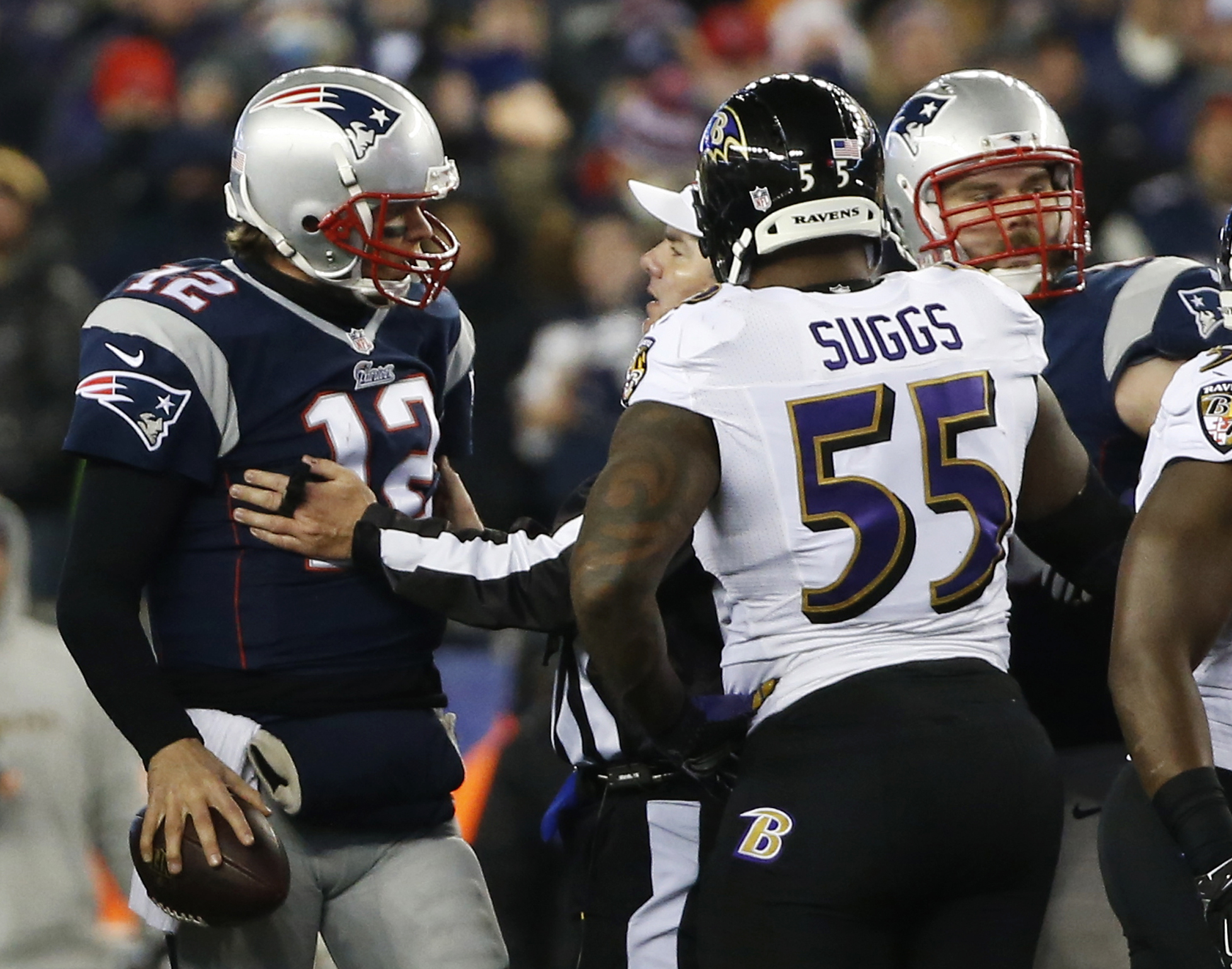 Patriots' Bryan Stork hurts knee vs Ravens