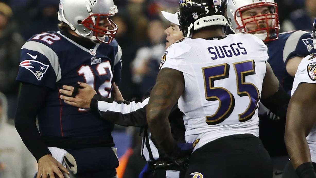 Patriots' Bryan Stork hurts knee vs Ravens