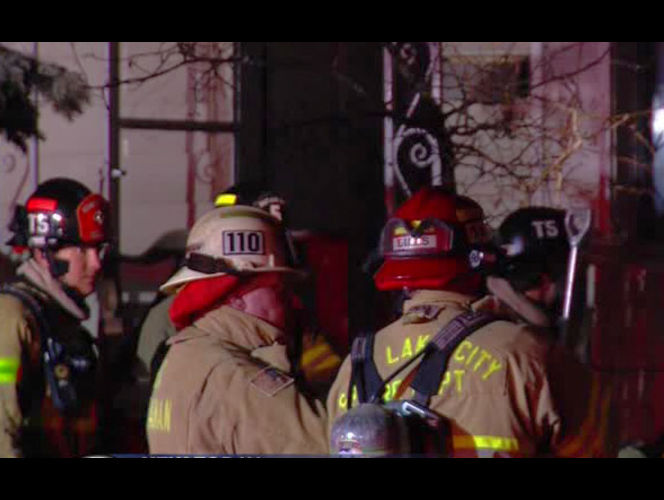 Incendio deja sin luz a un vecindario provocando peligrosas explosiones 