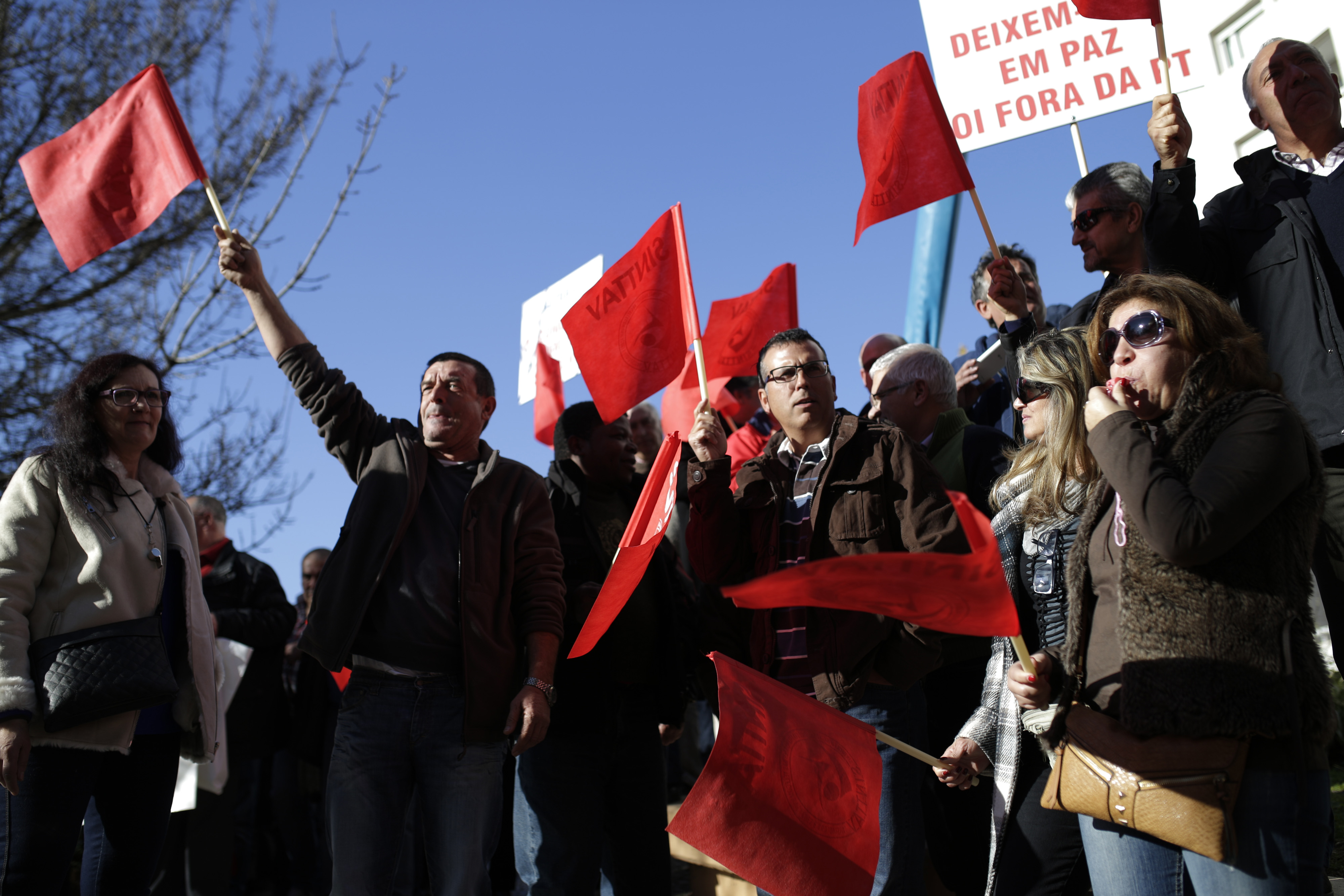 Portugal Telecom shares slide as $8.7 billion deal postponed