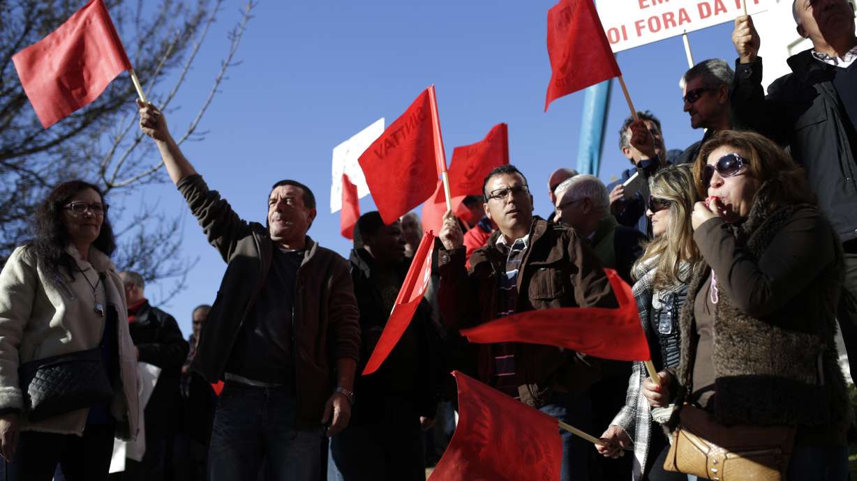 Portugal Telecom shares slide as $8.7 billion deal postponed