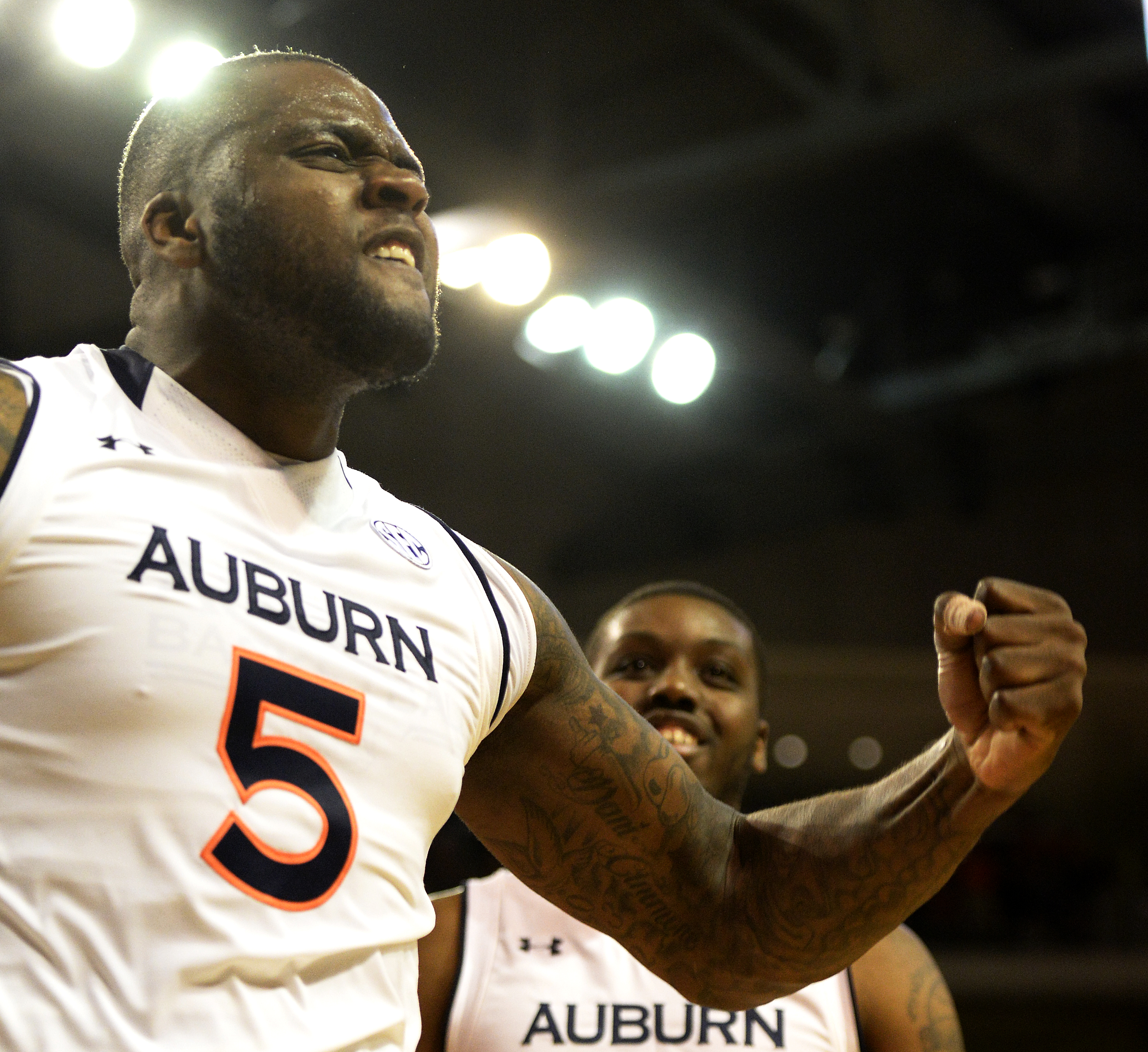 Auburn's beefy Bowers brings muscle, attitude to frontcourt