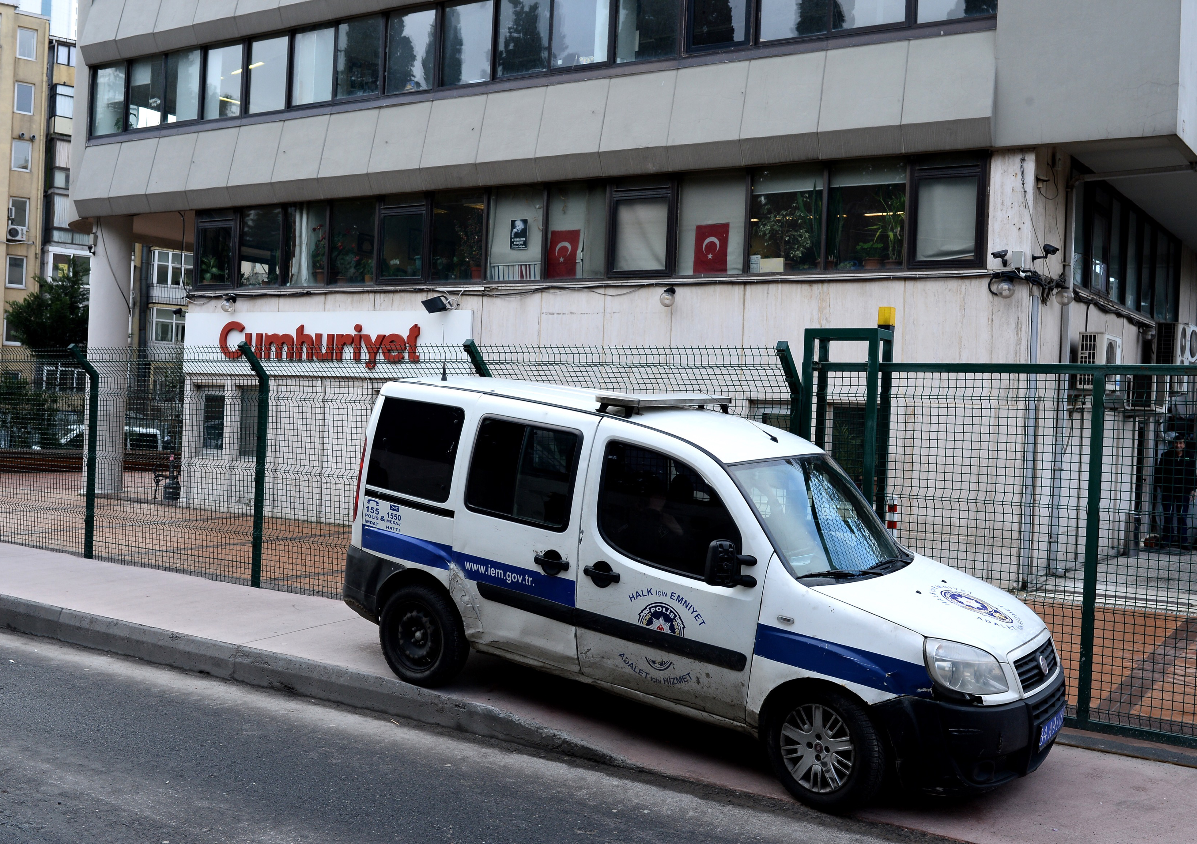 New Charlie Hebdo reaches global audience, dismays Muslims