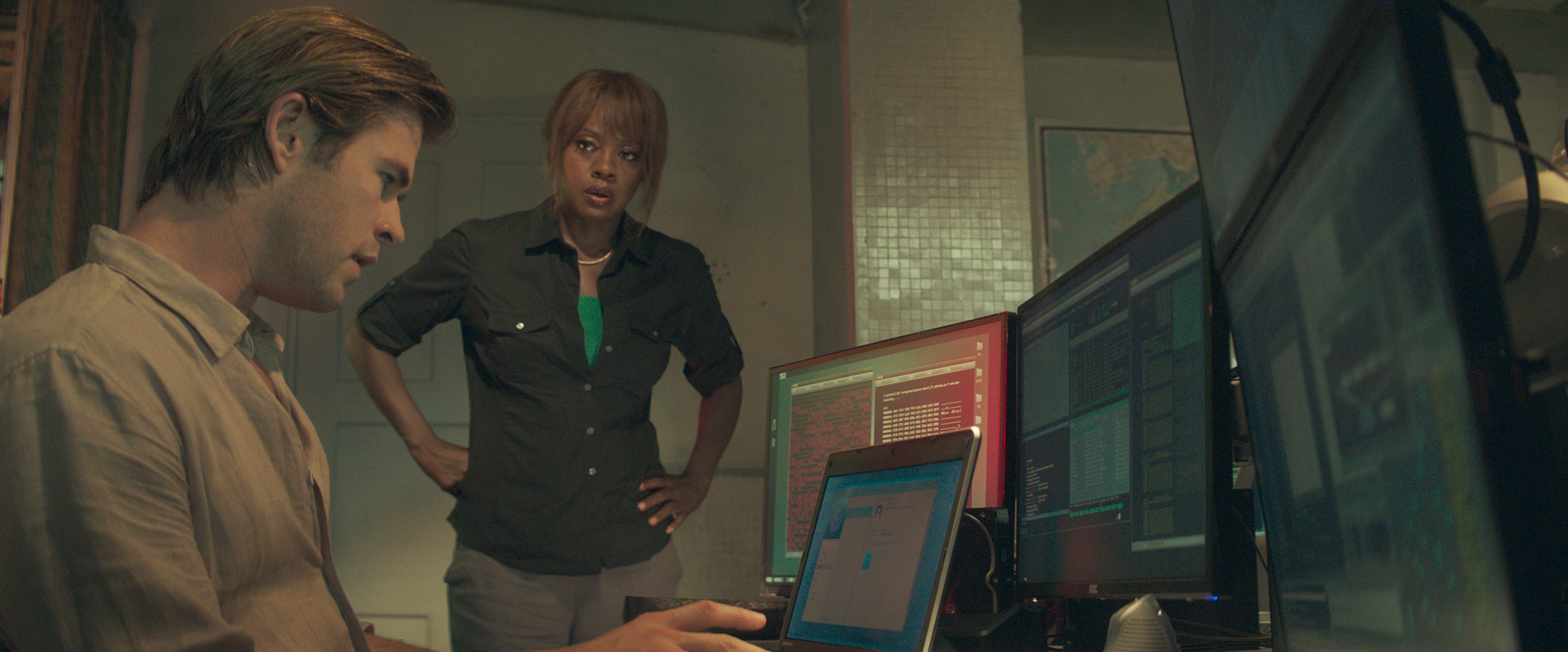 Review: Mann's cyber-thriller 'Blackhat' clicks with urgency