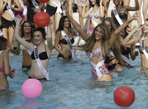 Las aspirantes al Miss Universo Artnesa Krasniqi, de Kosovo, y Migbelis Castellanos, de Venezuela, posan durante un desfile en traje de baño en Doral, Florida, el miércoles 14 de enero del 2015. El certamen se realizará el 25 de enero en Miami. (AP Foto/Lynne Sladky)