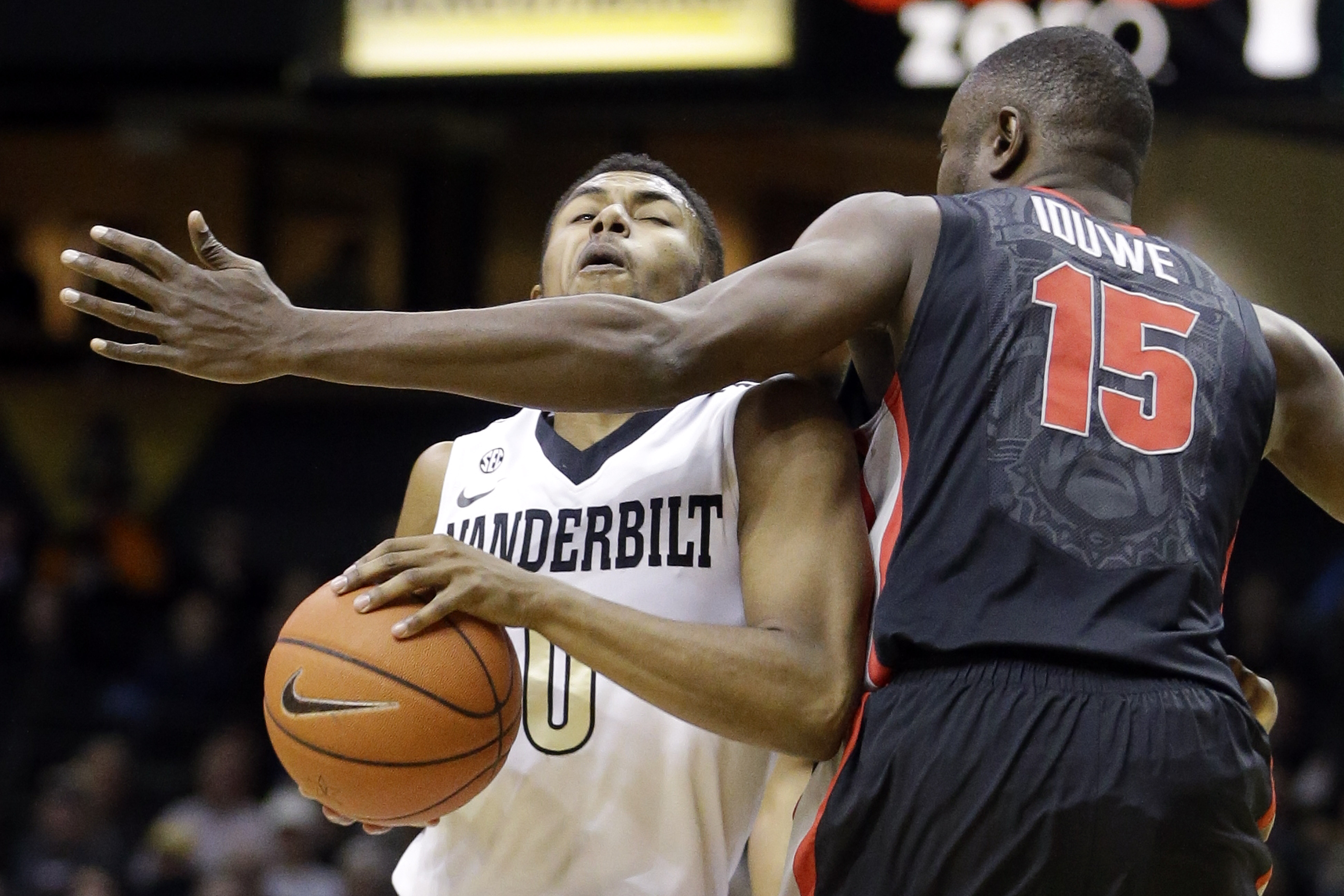 Georgia snaps 2-game SEC skid by beating Vanderbilt 70-67