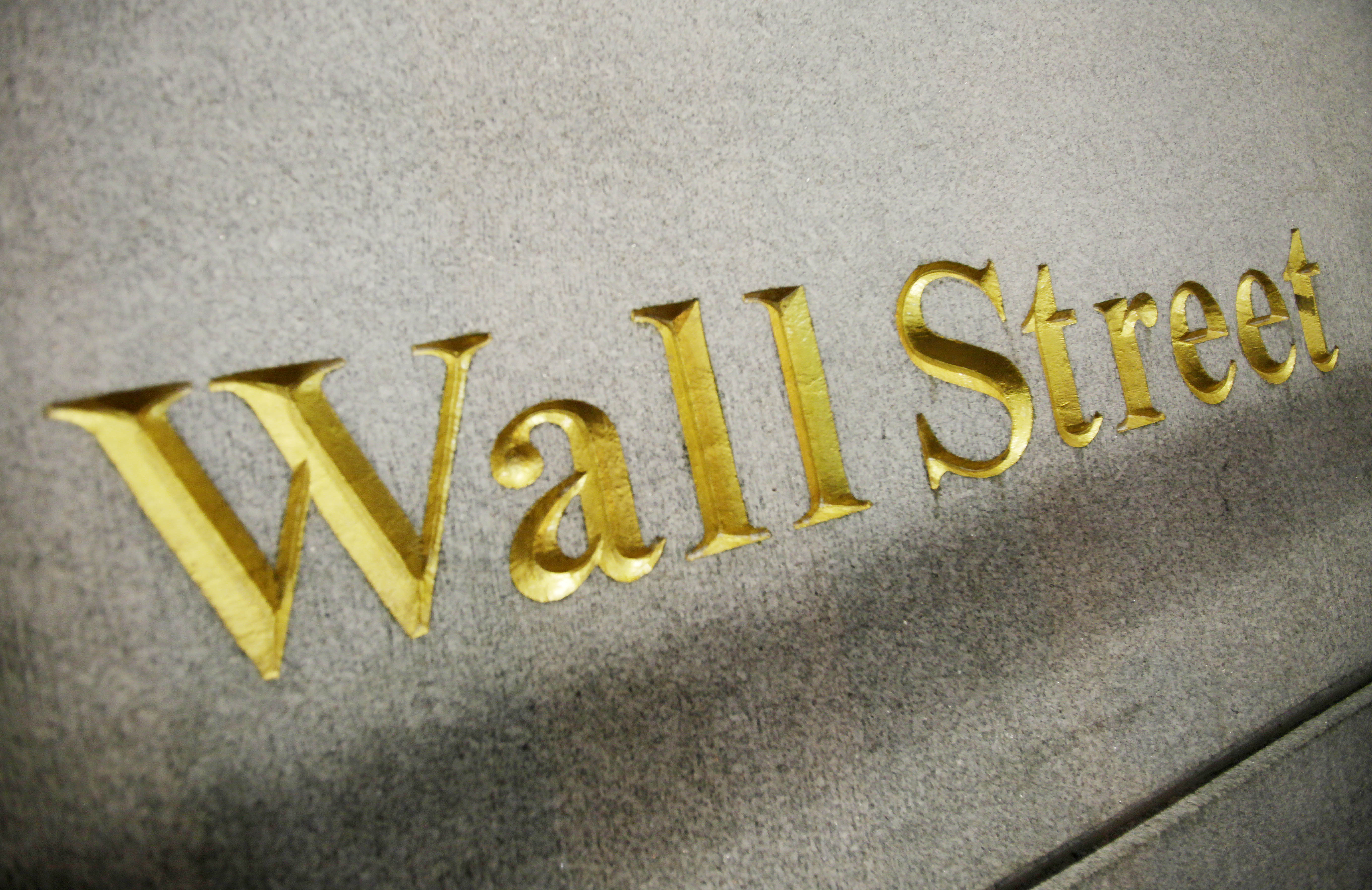 US stock indexes sink in midday trading; big banks fall