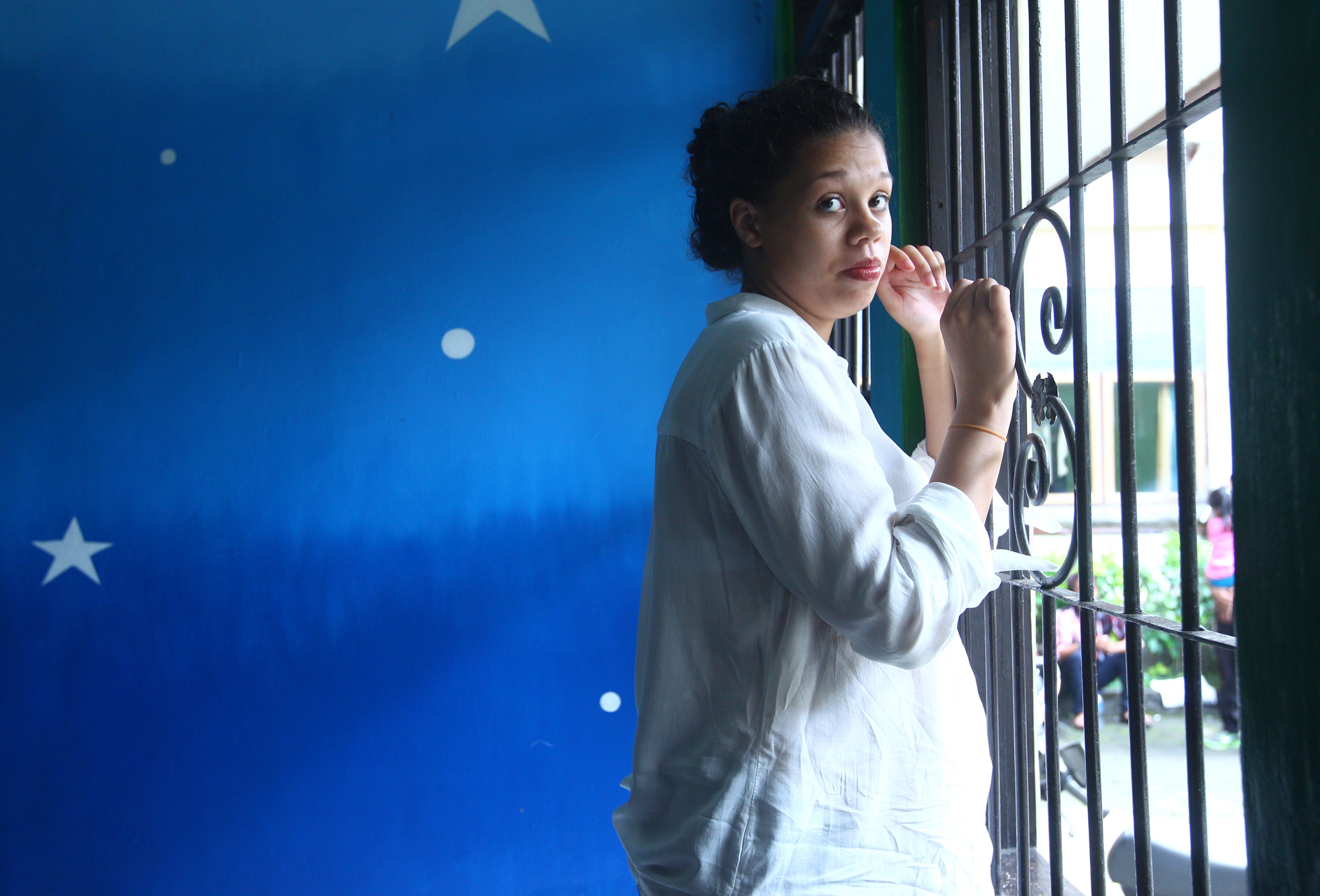 Teen charged with killing mom in Bali can use trust fund