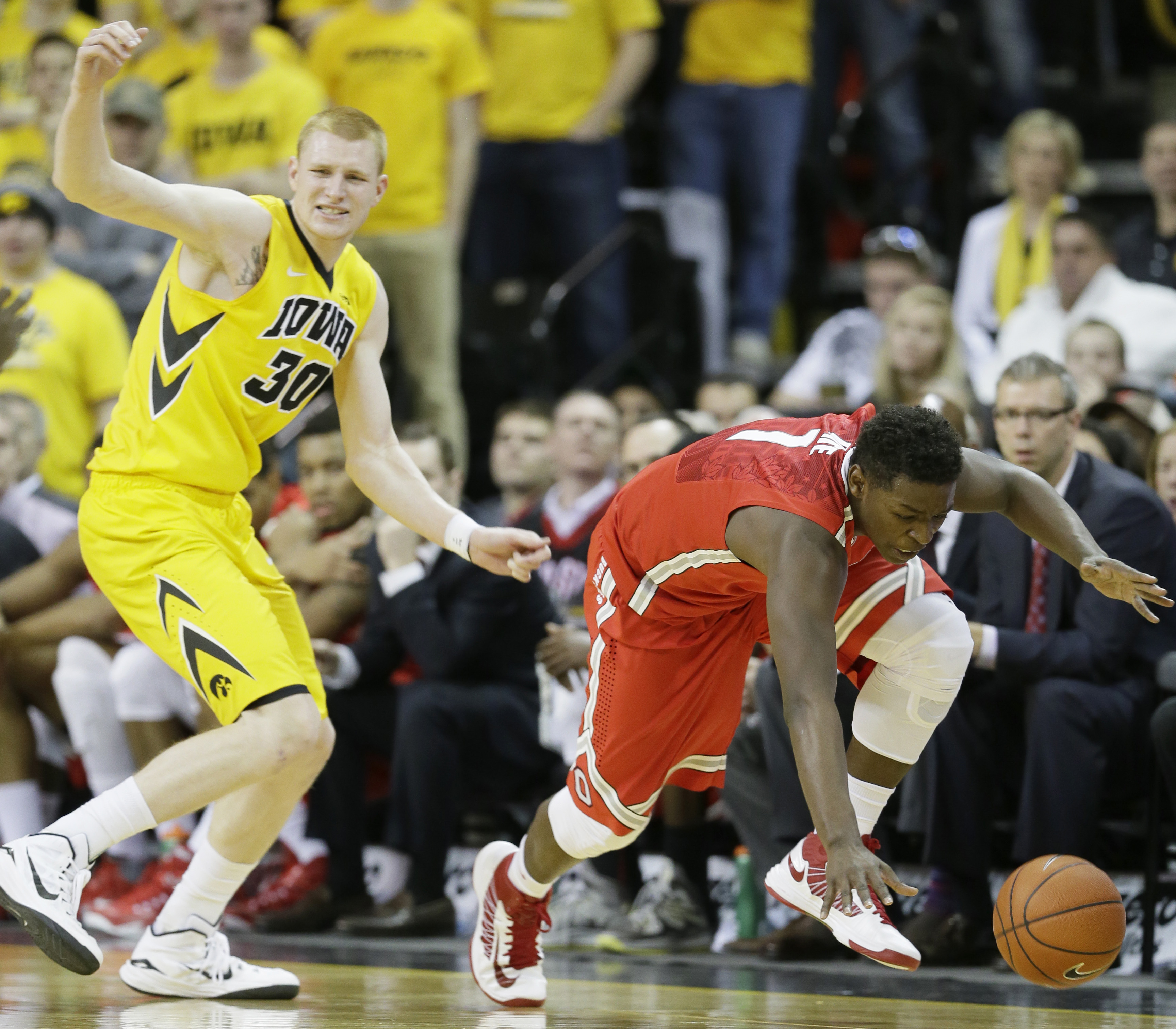 Iowa sweeps Ohio State 76-67 behind White's 22 points