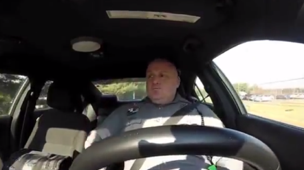 Video de policía cantando como Taylor Swift se vuelve viral