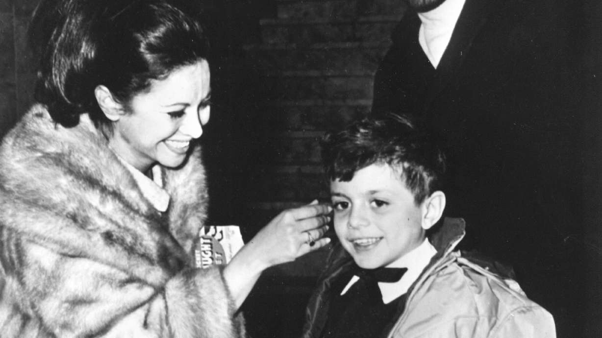 Thousands mourn passing of Egyptian film star Faten Hamama