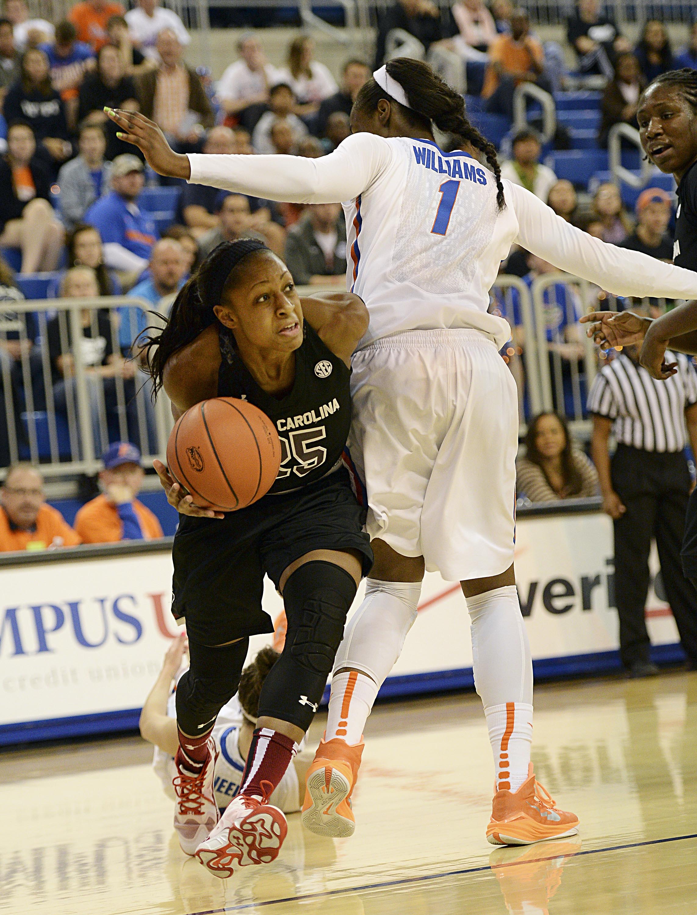 No. 1 South Carolina dominates Florida 77-42, stays unbeaten