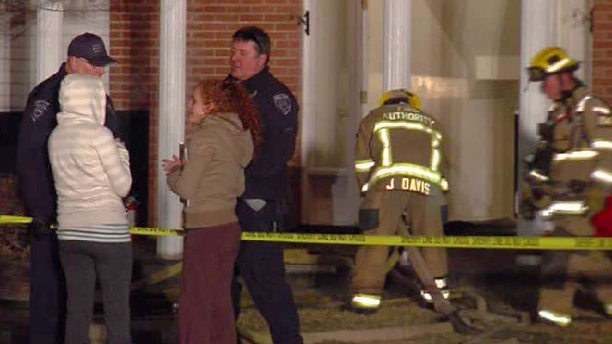 4 Policías terminan en hospital al evacuar personas de un incendio en UT