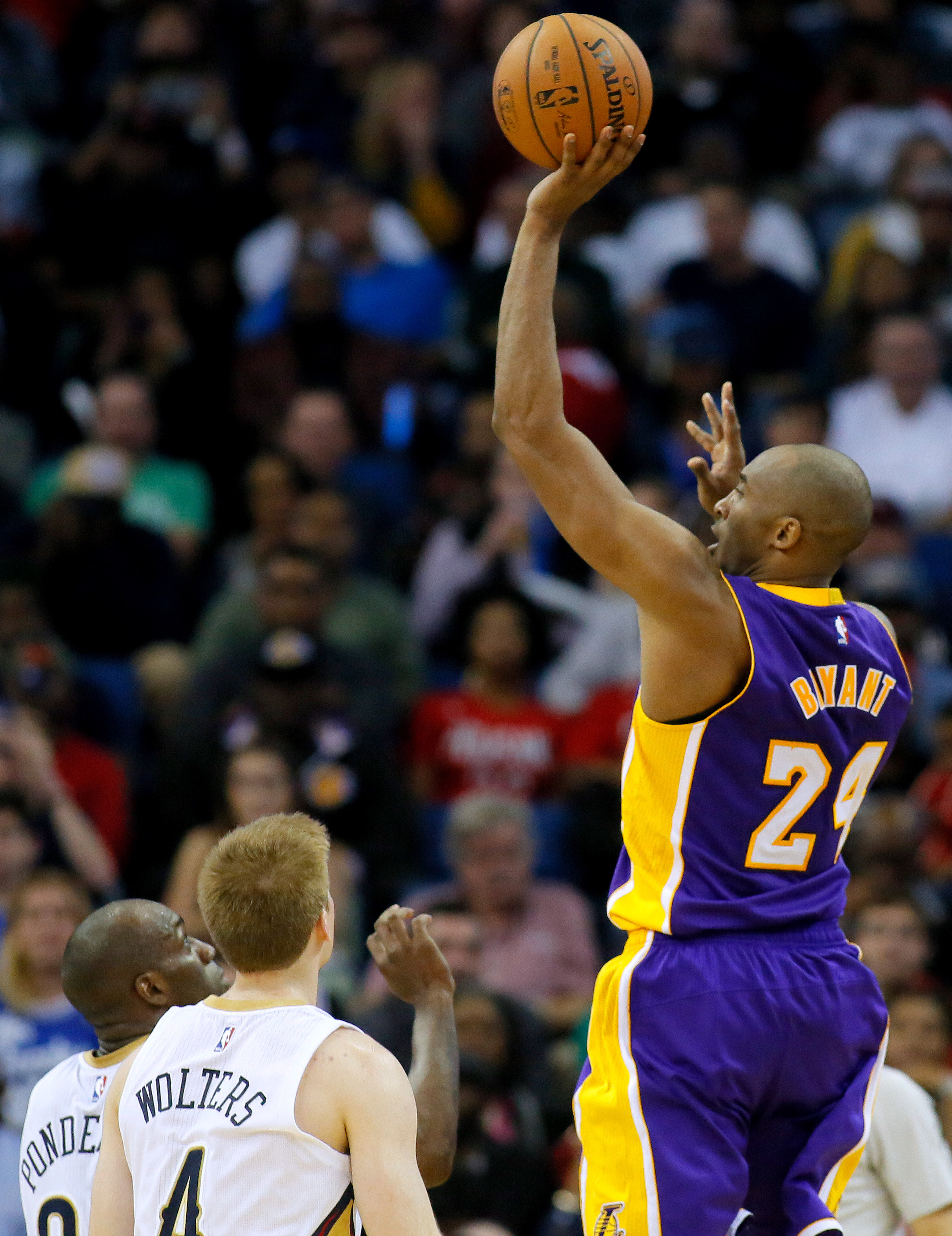 Kobe to be re-examined before deciding injury fate