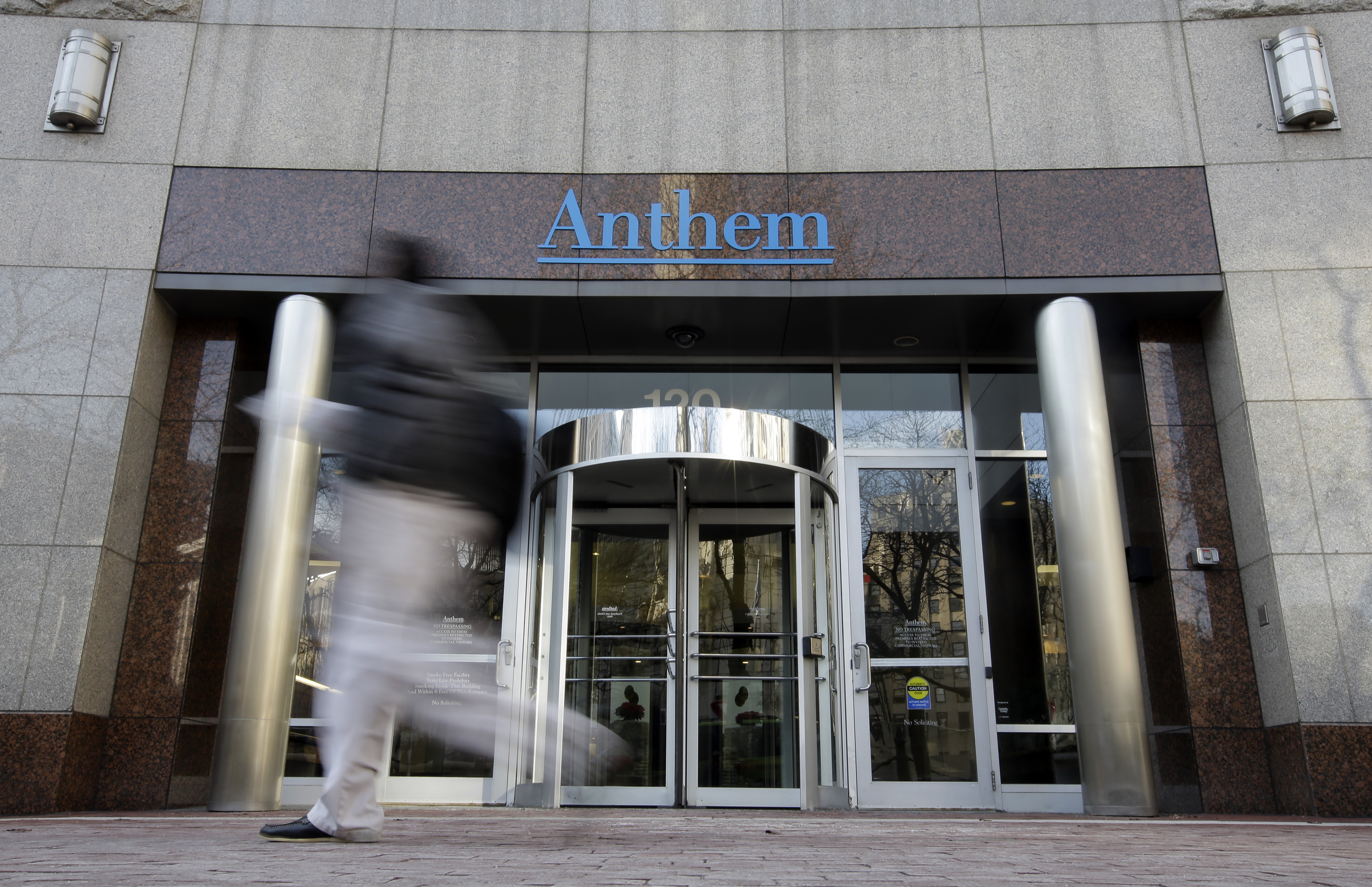 Anthem raises dividend almost 43 pct, tops 4Q forecasts