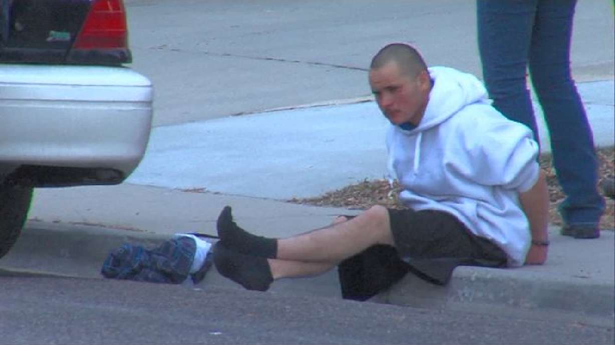 Joven de 19 años ataca a víctima al azar con pala y cuchilla en West Valley