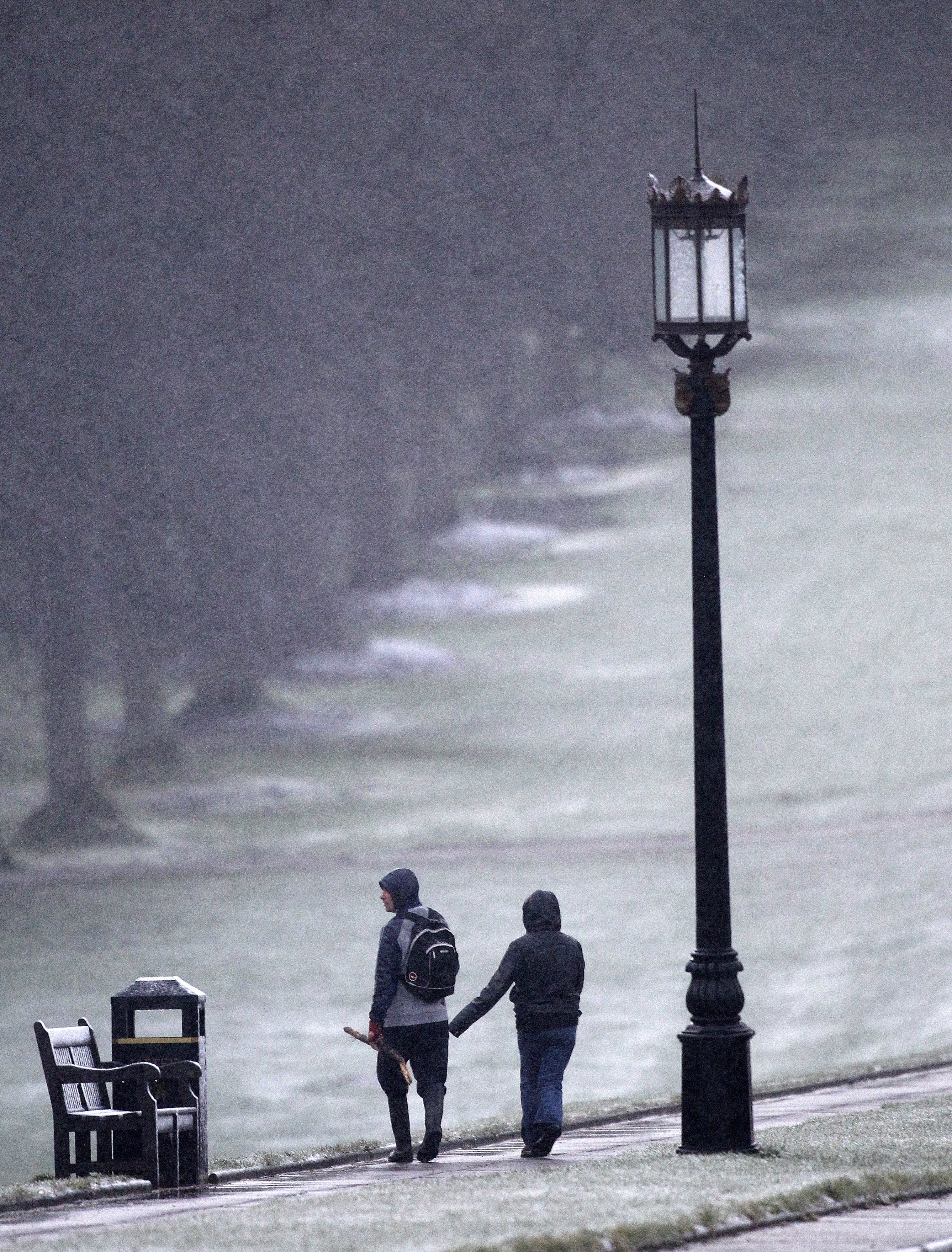 Ice, snow hit Britain, closing Manchester Airport