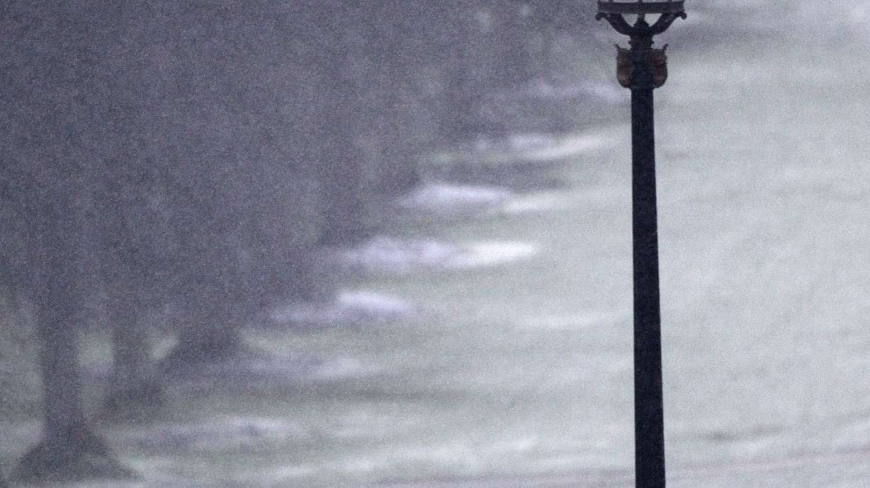 Ice, snow hit Britain, closing Manchester Airport