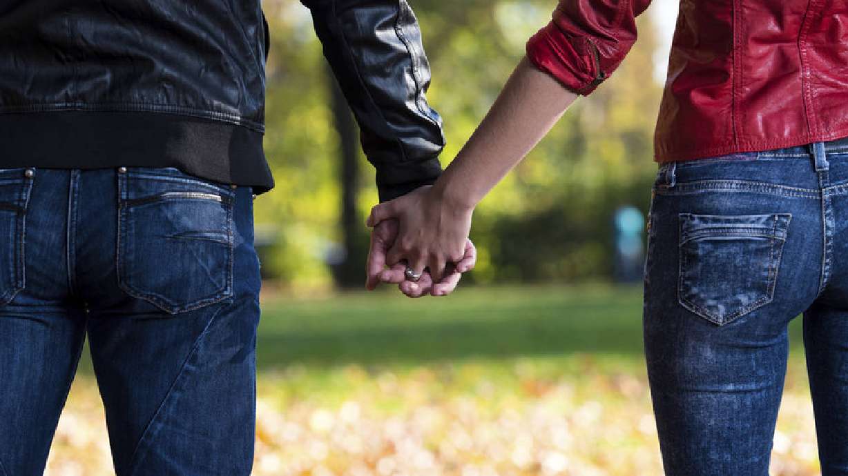 La manera en la que se toma de la mano con su pareja dice algo de su relación