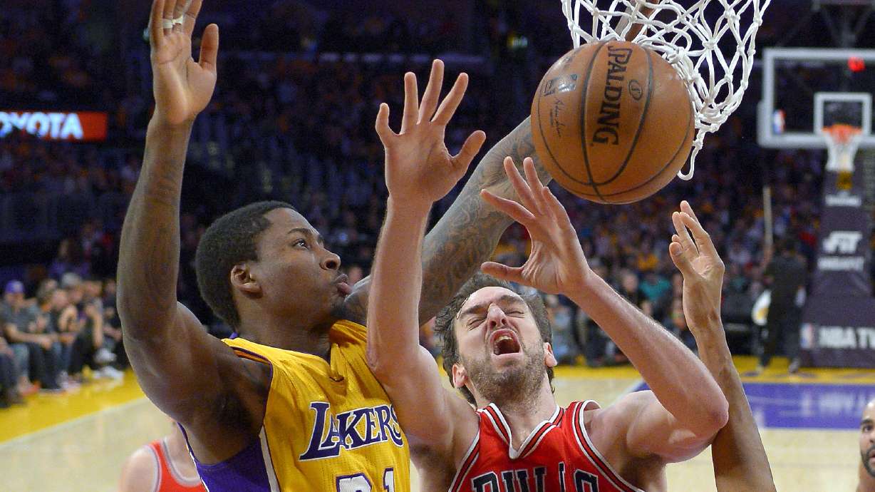 Lakers stop 9-game skid, beat Bulls 123-118 in double OT