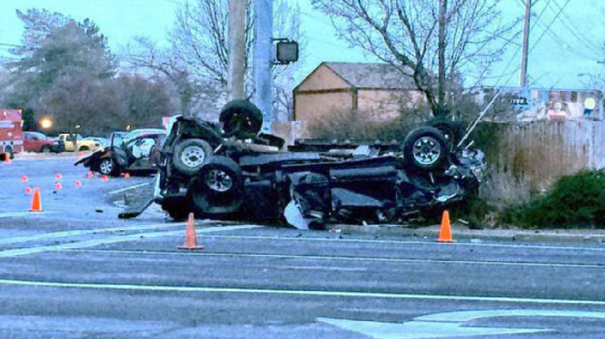 Conductor pasa en luz roja muriendo en el impacto