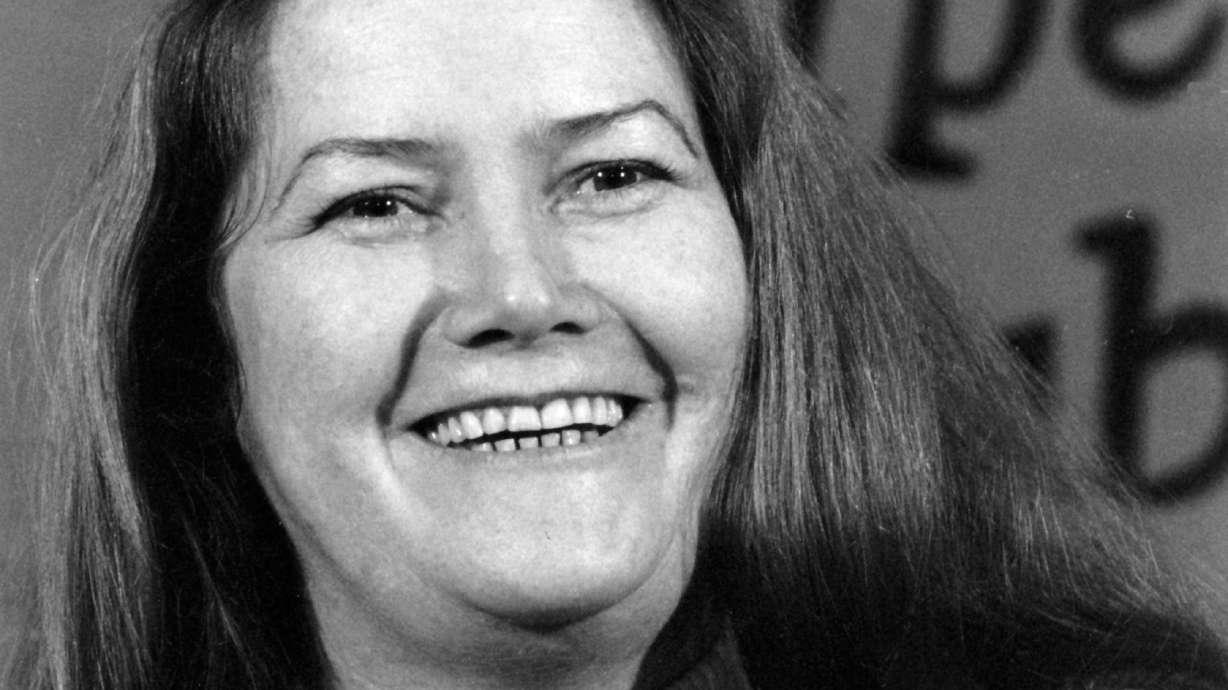 Australian paper mocked for obit of 'The Thorn Birds' author