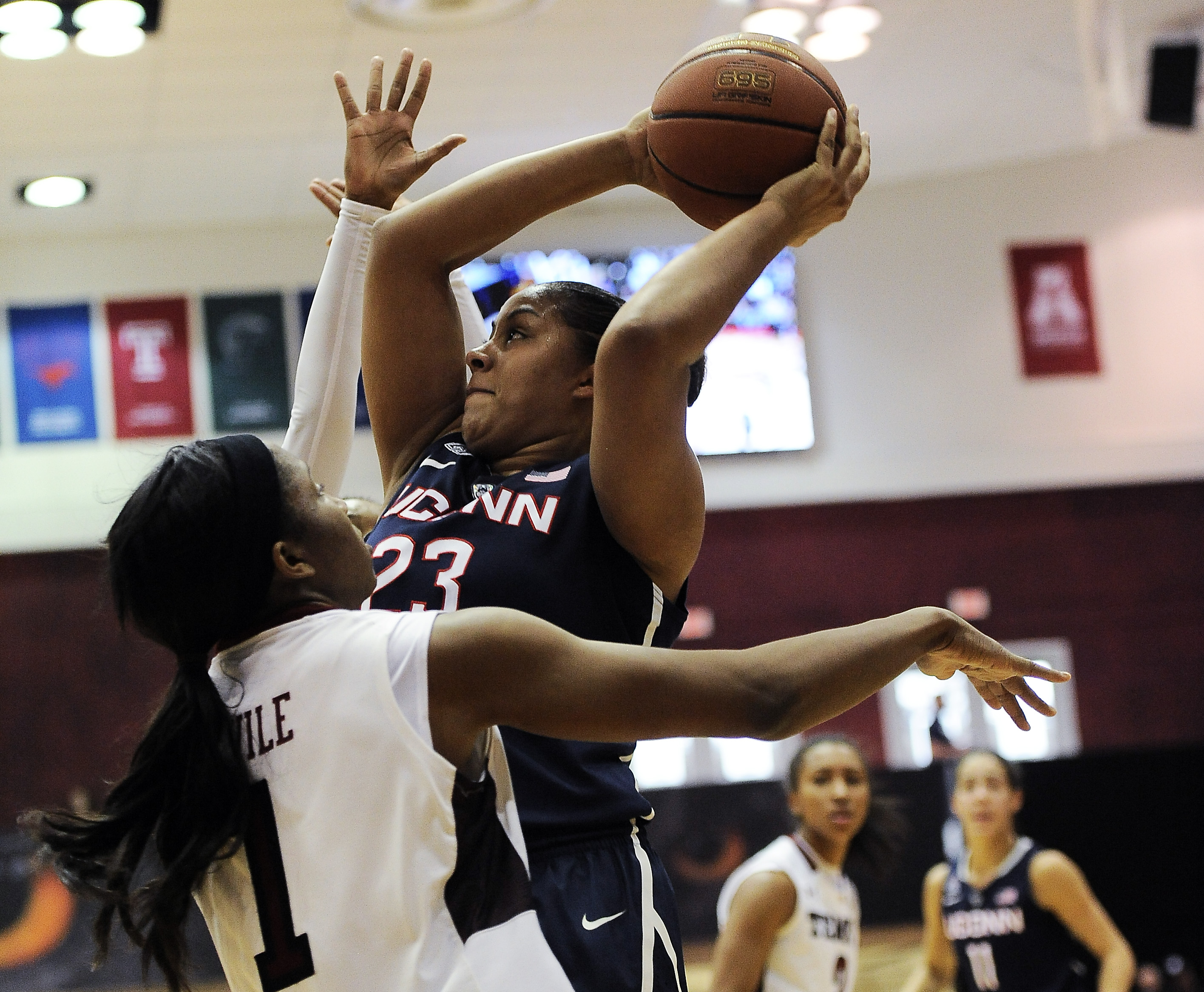 UConn coach Geno Auriemma posts win No. 899, tops Temple