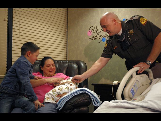 Mamá de UT tiene a su niño con la ayuda de la policía luego de manejar a 75 mph sola