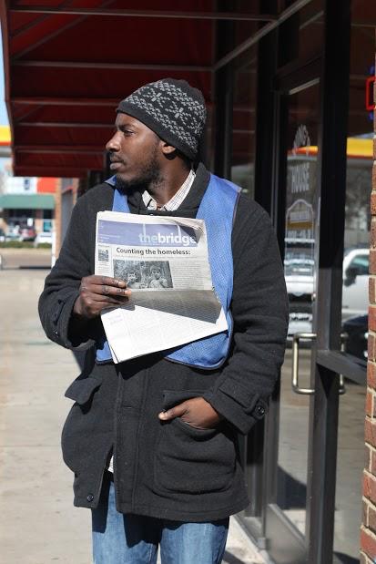 Un periódico estudiantil contrata a personas sin techo