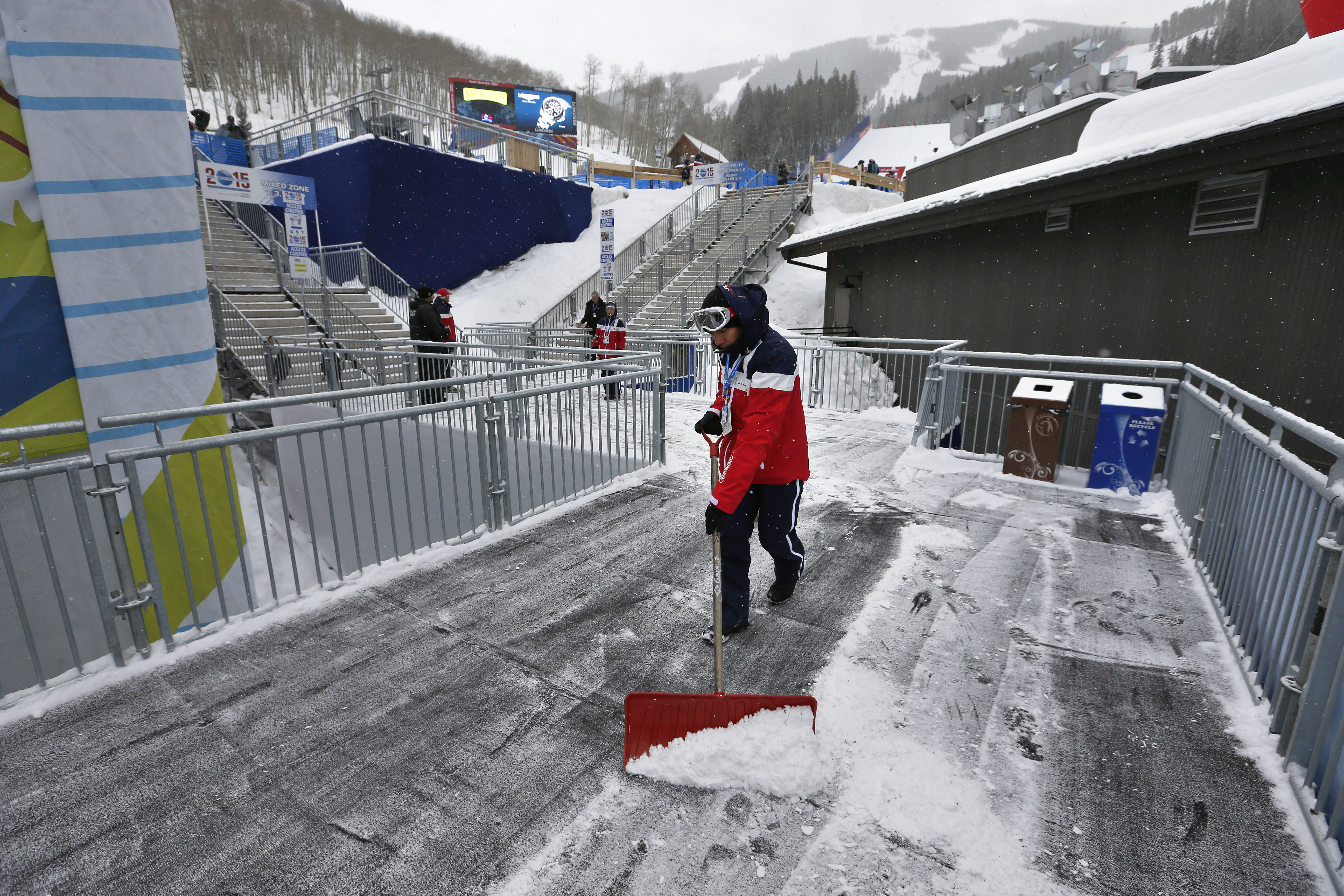 Anna Fenninger wins super-G at worlds; Lindsey Vonn 3rd